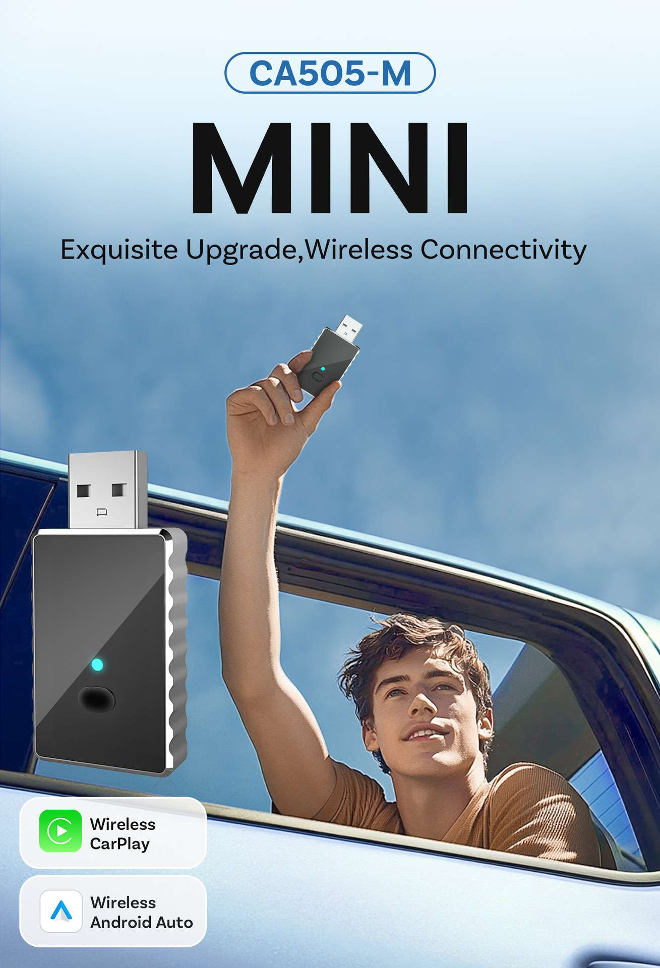 Ein Mann hält einen USB-Adapter aus dem Auto. Der Adapter ist schwarz, mit dem Wort MINI in großer Schrift.