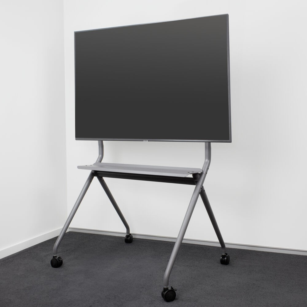 Ein großer Fernseher auf einem rollenden Ständer. Der Bildschirm ist schwarz. Der Ständer ist grau und hat Räder.