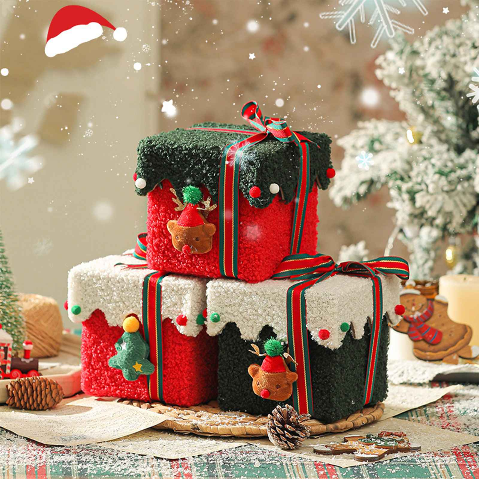 Drei gestapelte Weihnachtsgeschenkboxen: rot, weiß und grün, verziert mit Bändern und Ornamenten. Eine festliche Szene.