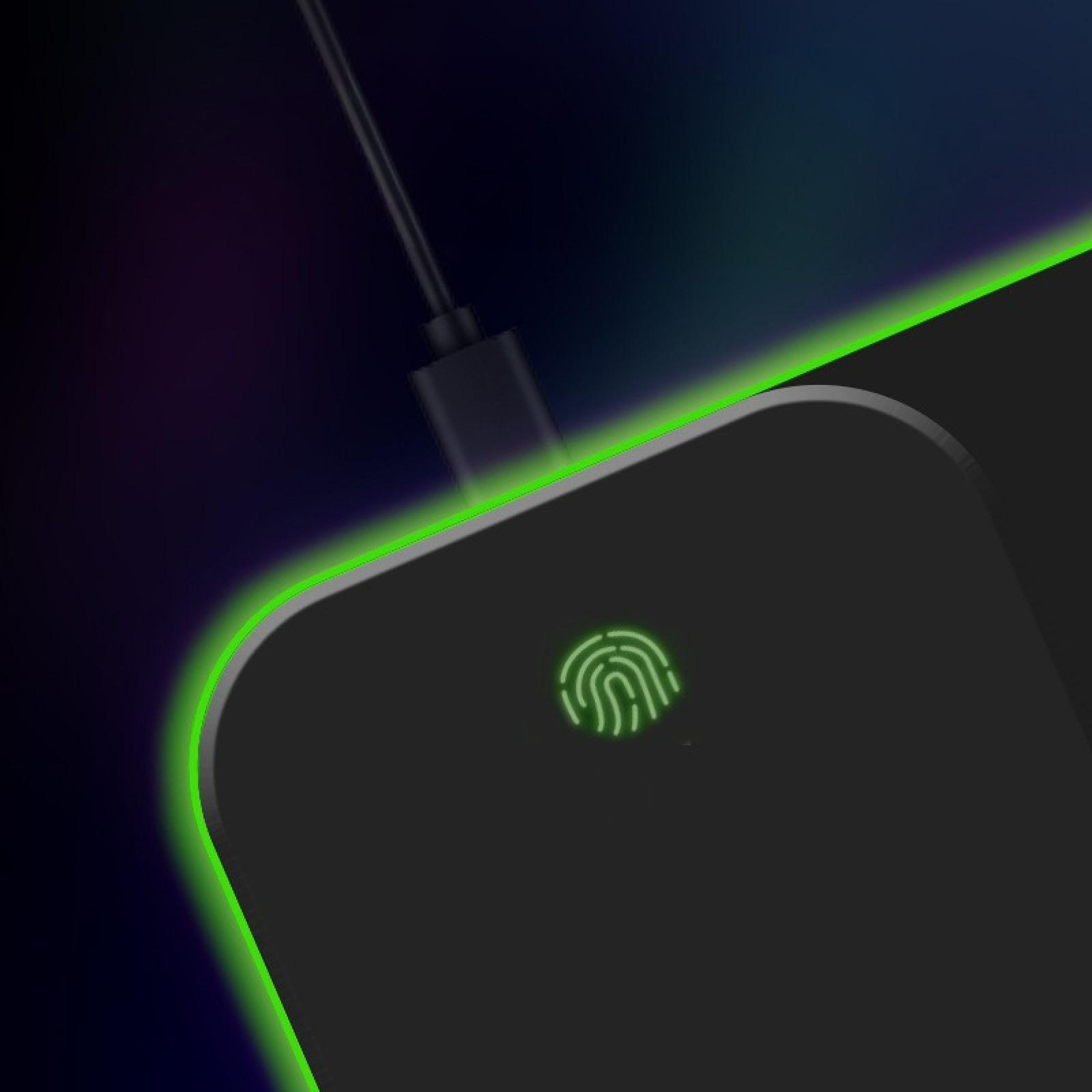Nahaufnahme eines schwarzen Geräts mit grün leuchtendem Rand. Ein Fingerabdrucksymbol ist sichtbar. Ein Ladekabel ist angeschlossen.
