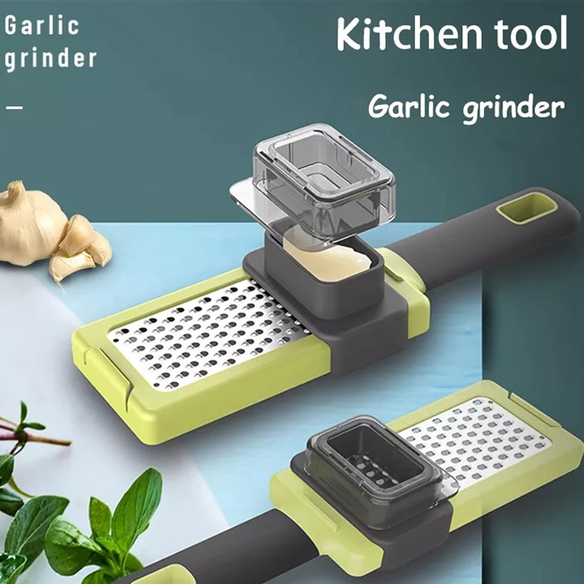 Ein Knoblauchschneider mit grünem und grauem Griff. Links Knoblauch, oben ein transparenter Behälter.