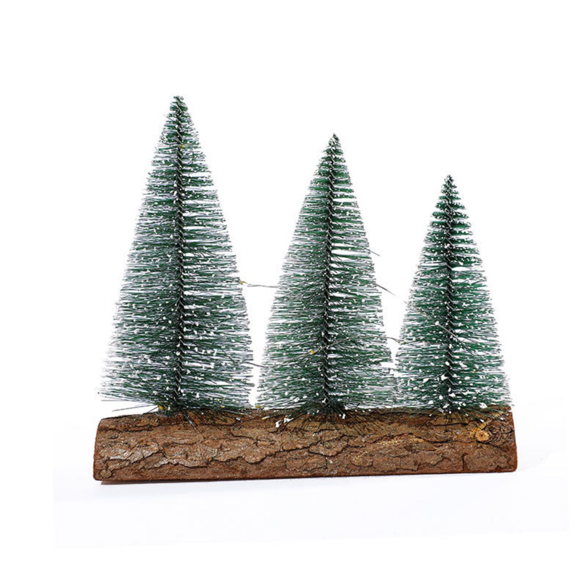 Drei grüne Miniatur-Weihnachtsbäume auf einem braunen Holzsockel vor weißem Hintergrund.