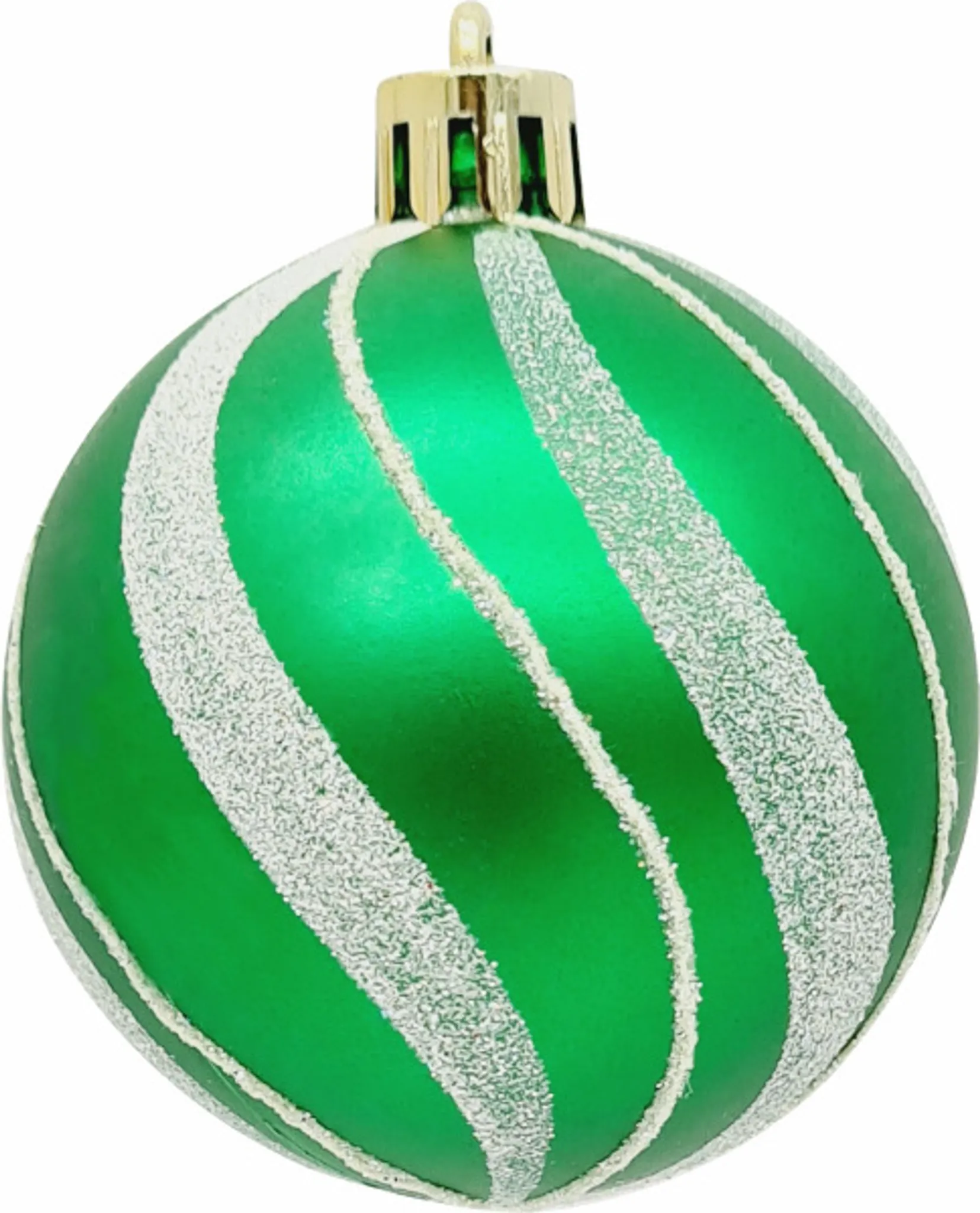 Ein grüner Weihnachtsschmuck mit weißen Glitzerstreifen. Es hat eine goldene Oberseite und hängt vor weißem Hintergrund.