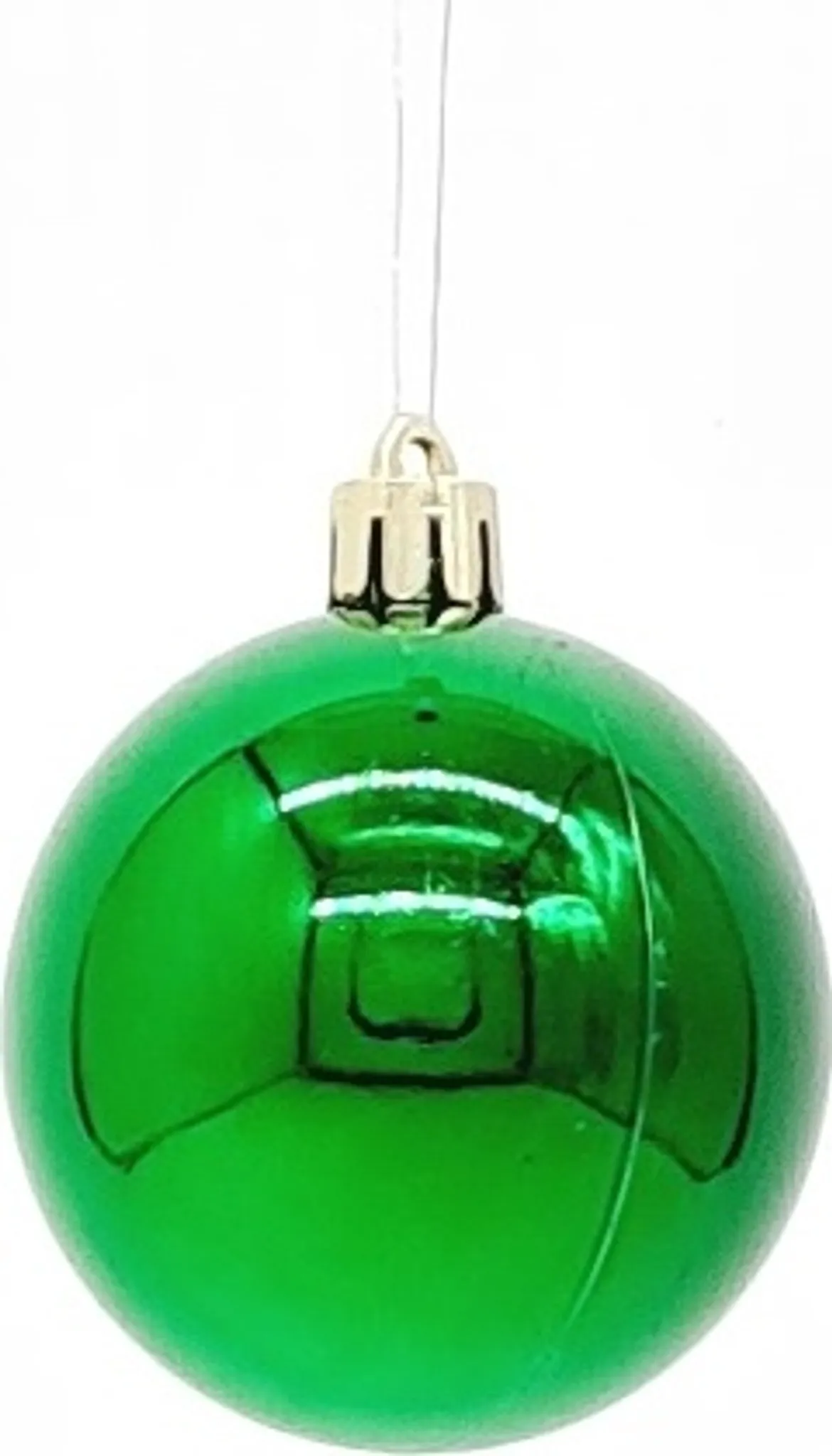 Eine grüne Weihnachtskugel mit goldener Kappe, hängt an einem dünnen Faden, vor weißem Hintergrund.