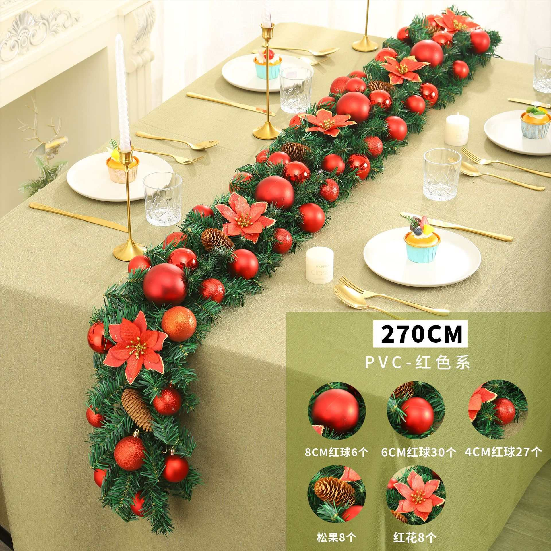 Ein Tisch ist mit einer Weihnachts-Girlande, roten Ornamenten, Blumen, Tellern, Kerzen und Besteck gedeckt.