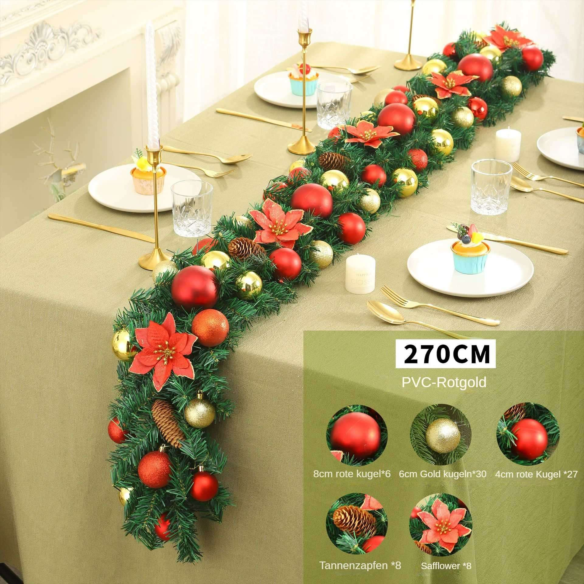 Ein Tisch ist weihnachtlich dekoriert. Er hat eine grüne Girlande mit roten Kugeln, Blumen und goldenen Akzenten. Teller und Kerzen sind gedeckt.
