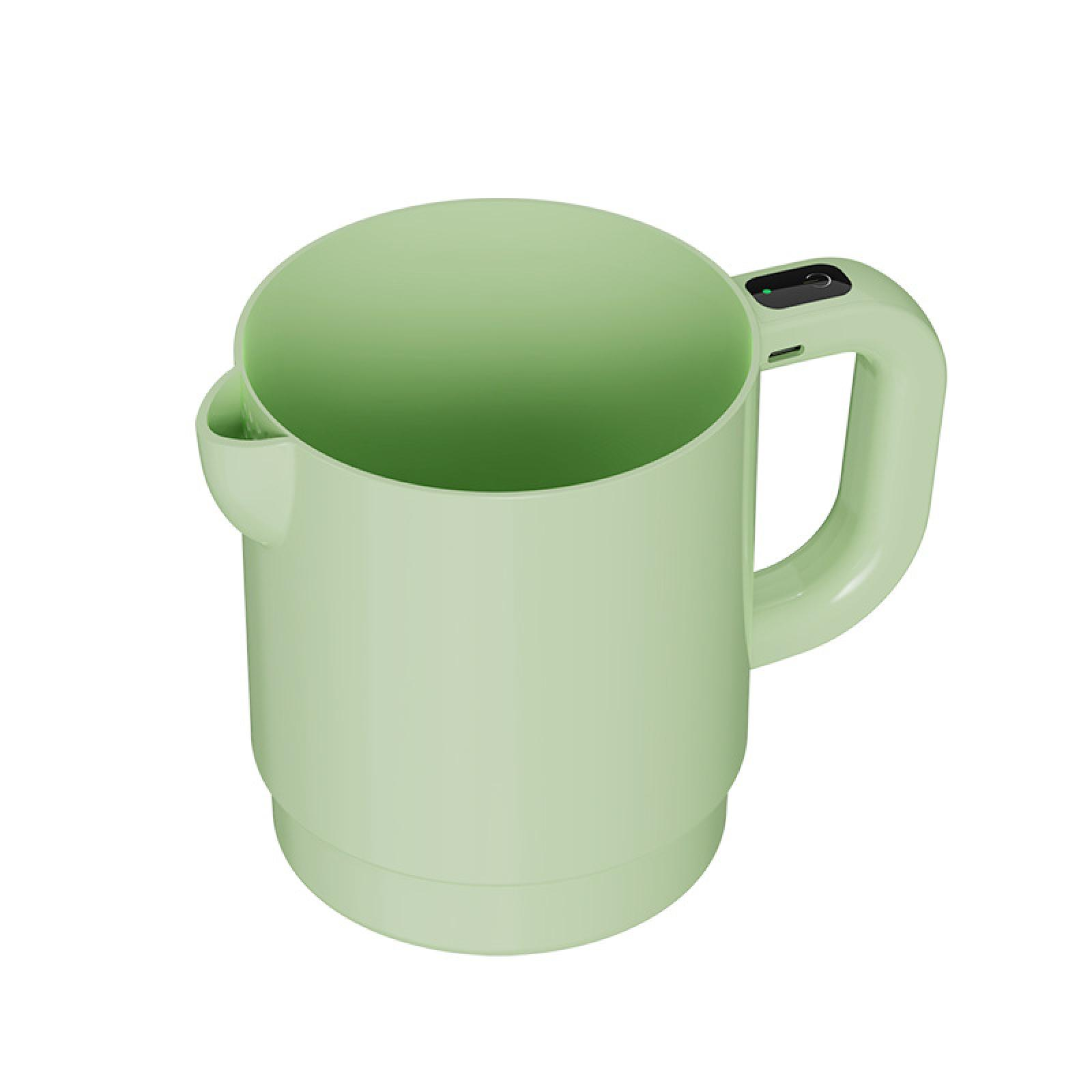 Ein hellgrüner Wasserkocher mit Griff und Deckel. Der Wasserkocher steht vor weißem Hintergrund.