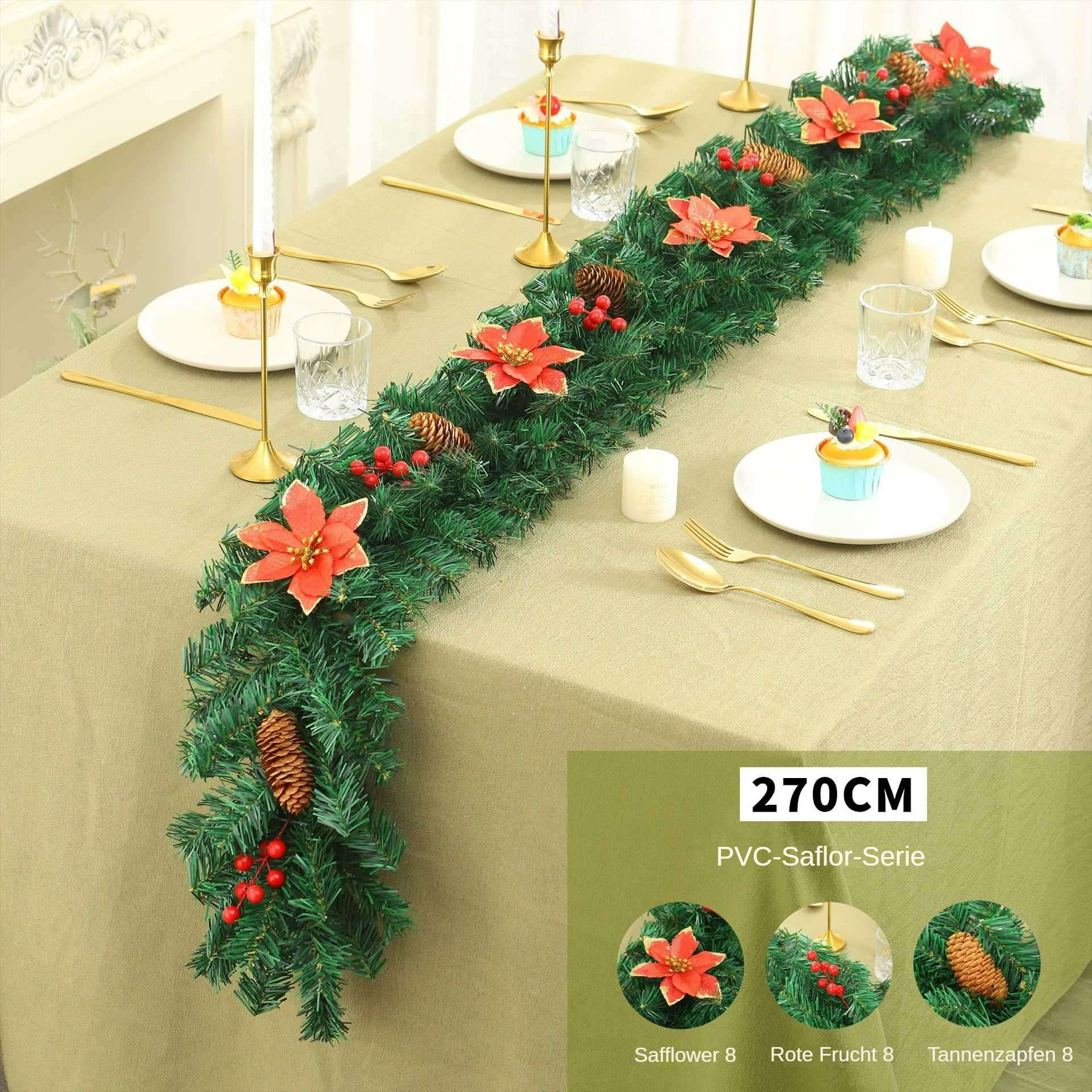 Ein Tisch ist für eine Feier gedeckt. Eine grüne Girlande mit roten Blumen, Tannenzapfen und Beeren verläuft in der Mitte.