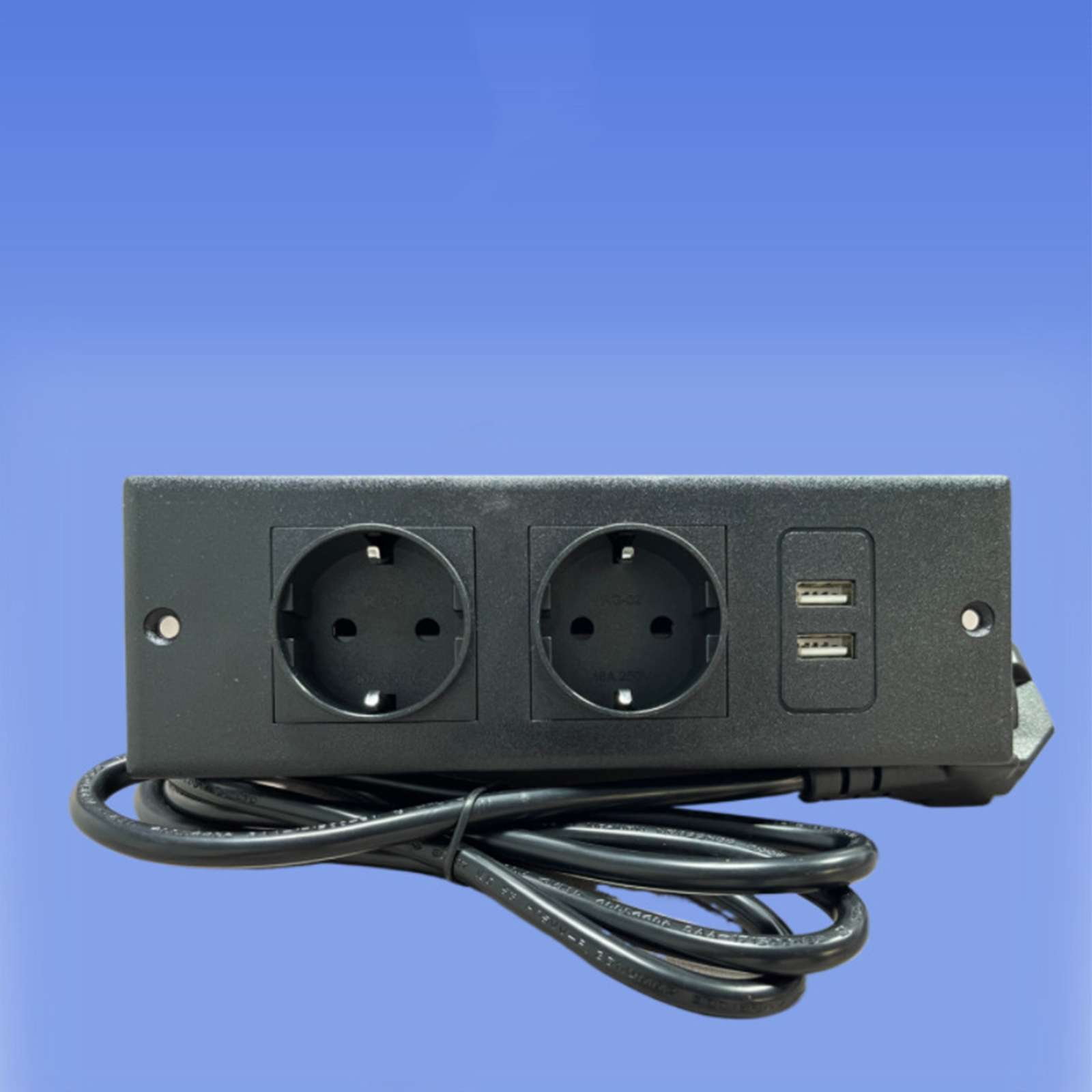 Schwarze Steckdosenleiste mit zwei Steckdosen, zwei USB-Anschlüssen und einem Netzkabel vor blauem Hintergrund.
