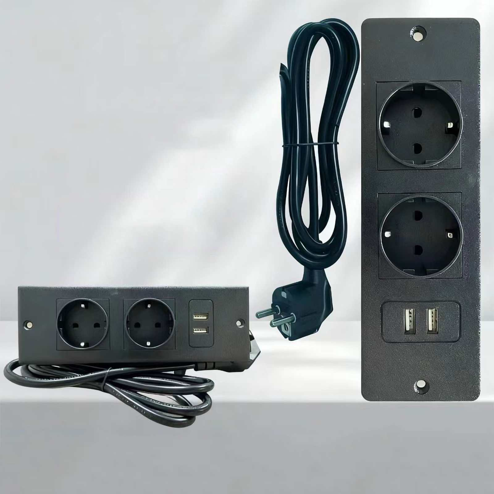 Drei schwarze Steckdosenleisten mit Steckdosen und USB-Anschlüssen. Ein schwarzes Netzkabel ist angeschlossen. Weißer Hintergrund.