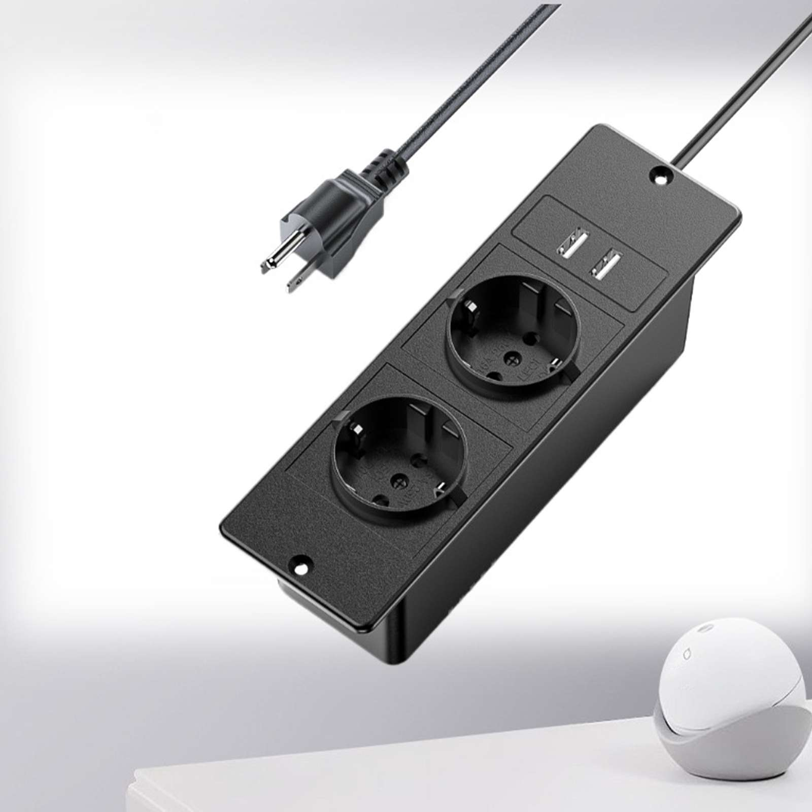 Eine schwarze Steckdosenleiste mit zwei Steckdosen und USB-Anschlüssen, ein Stecker und ein weißes und graues Gerät.