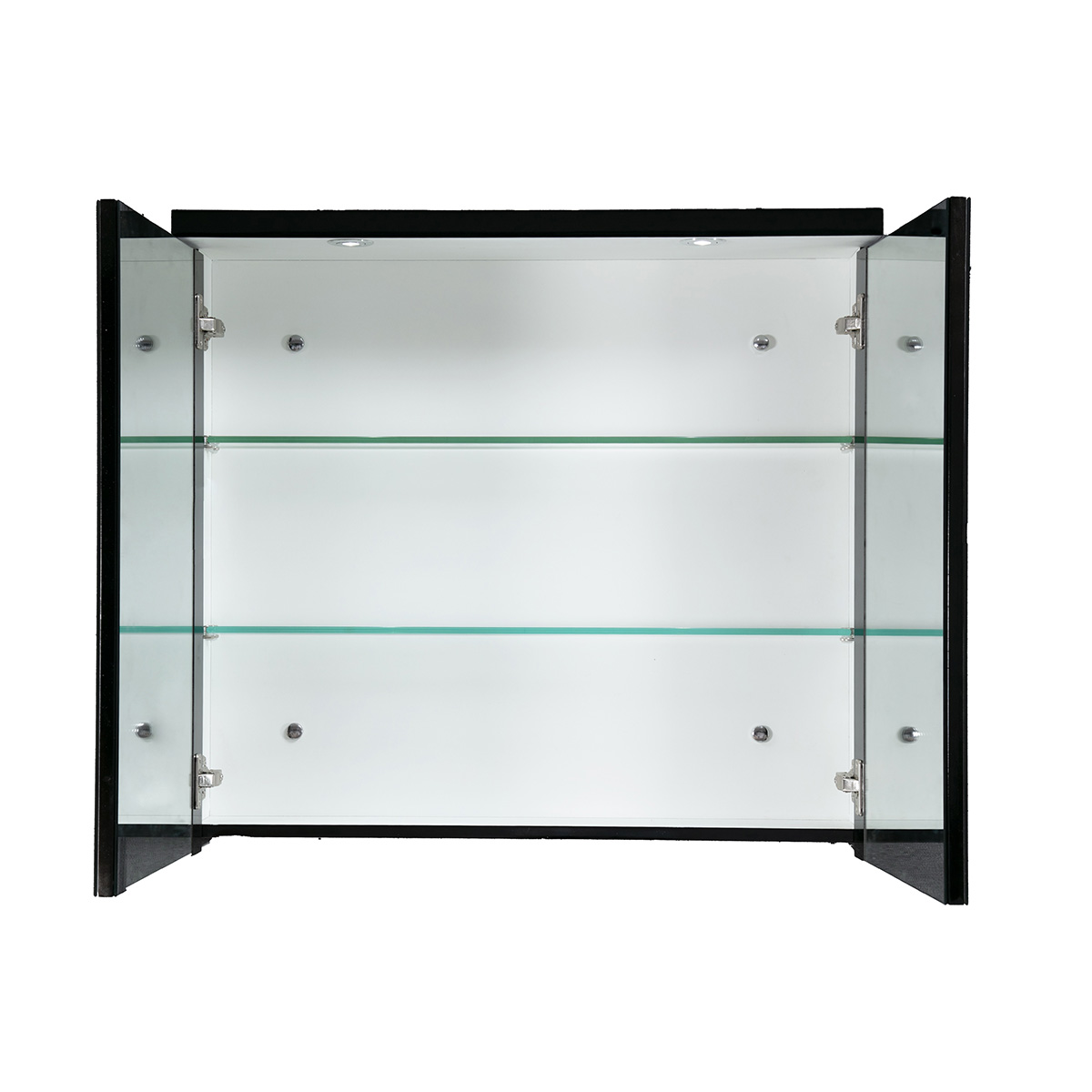 Offener Spiegelschrank mit Glasböden. Schwarzer Rahmen, weißer Innenraum. Zwei Türen stehen offen.