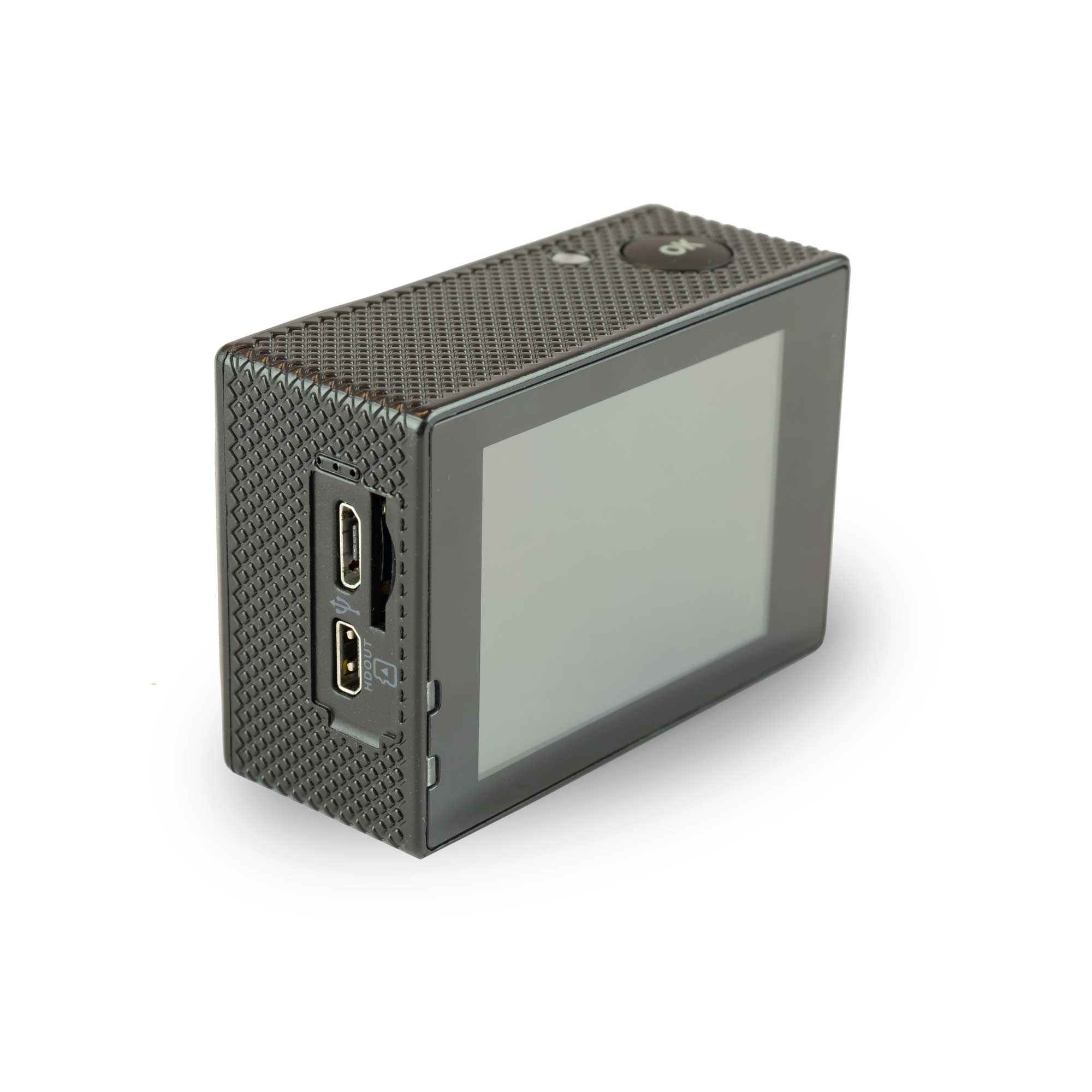 Czarna kamera sportowa z ekranem i przyciskami na białym tle. Pokazuje porty z boku.