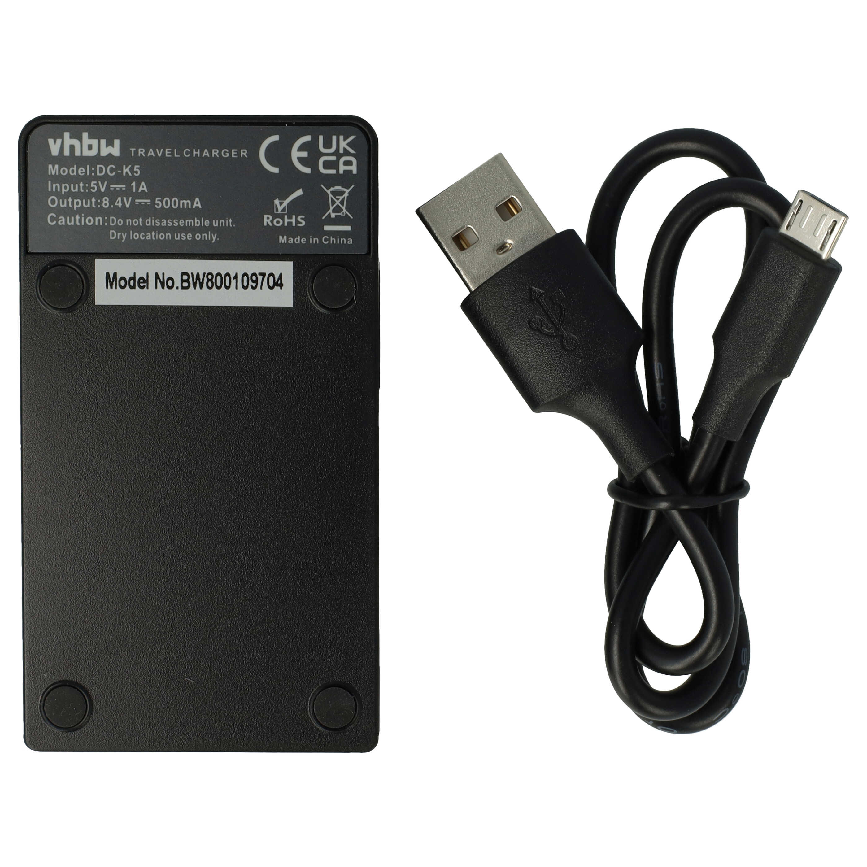 Schwarzes Ladegerät mit USB-Kabel. Das Ladegerät hat Text und eine Modellnummer. Weißer Hintergrund.