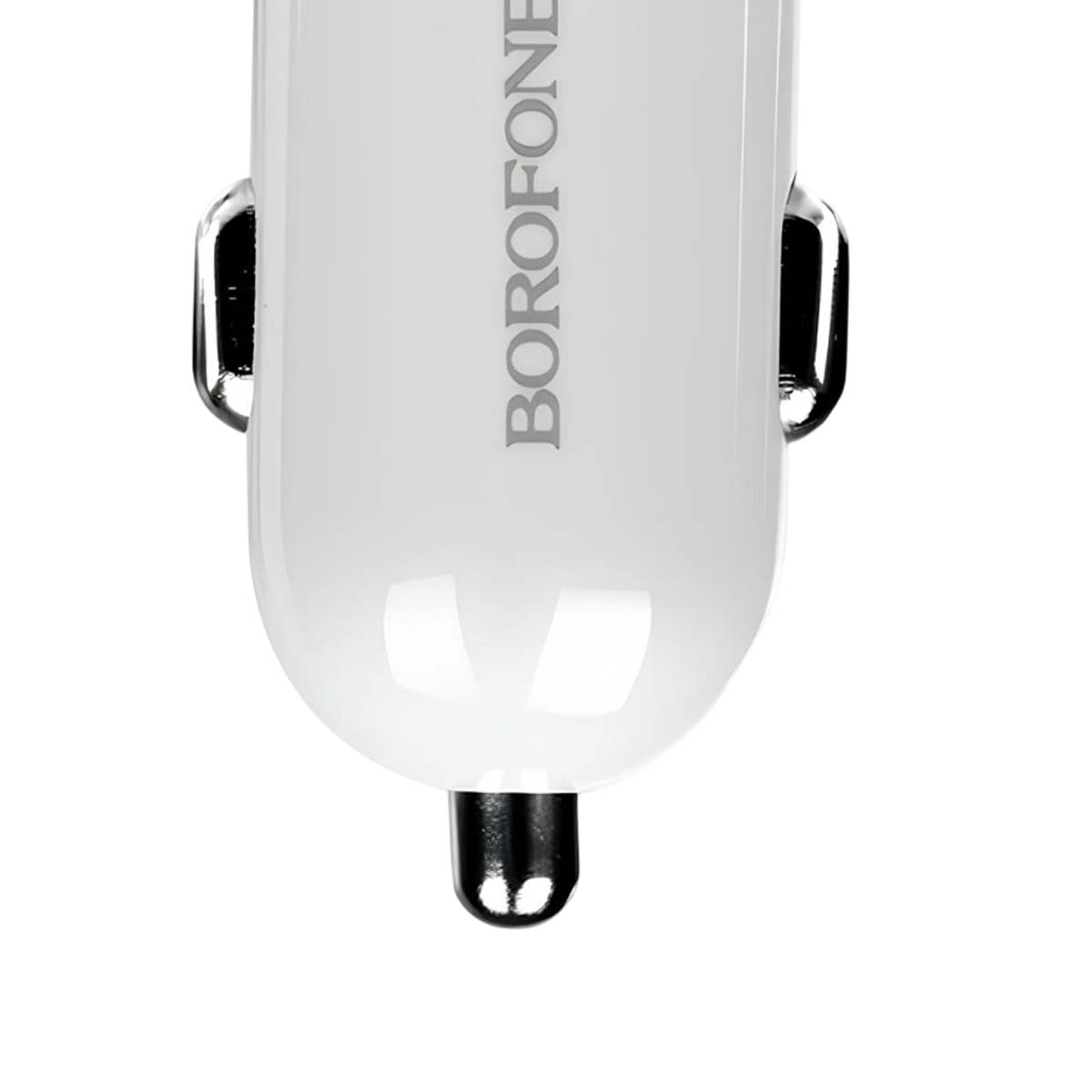 Un caricabatterie per auto bianco con la scritta BOROFONE. Ha una forma arrotondata e clip metalliche. La punta è nera.
