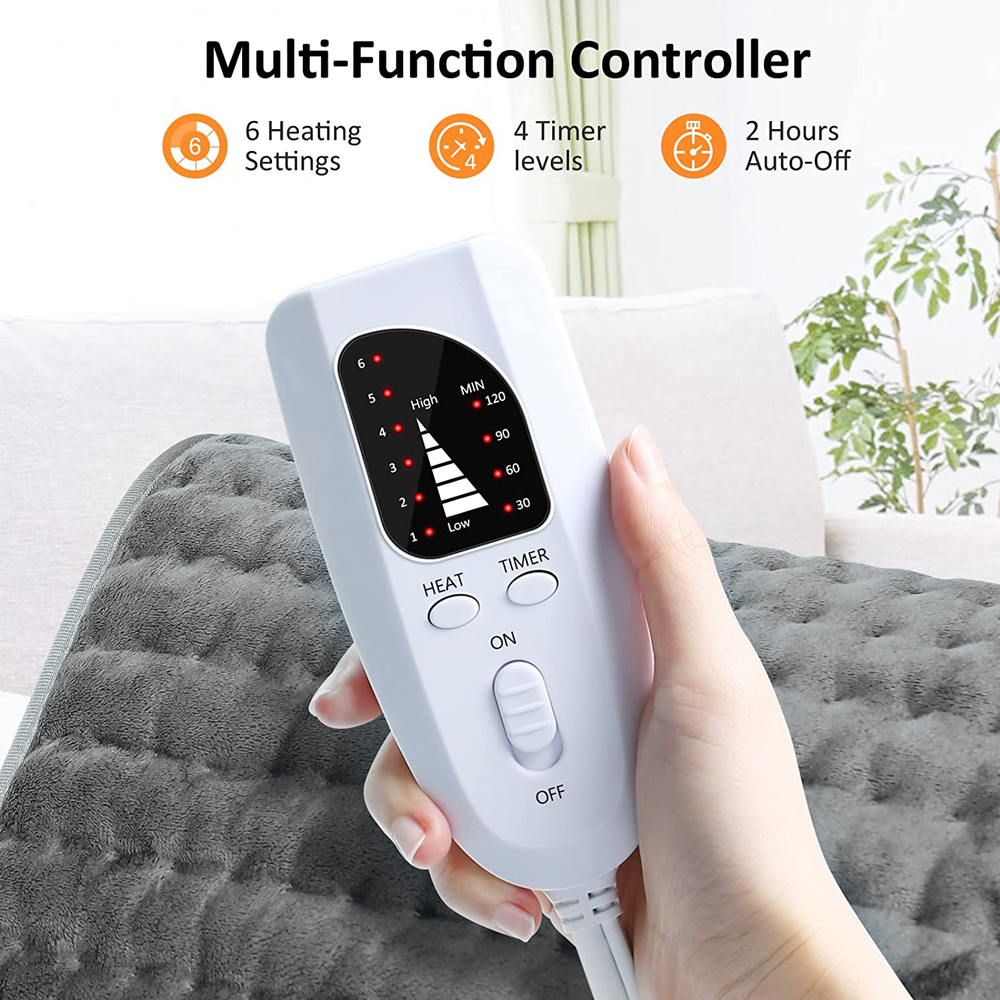 Eine Hand hält eine weiße Steuerung mit Knöpfen und Lichtern für ein Heizkissen. Details umfassen 6 Einstellungen, 4 Timer und 2 Stunden Abschaltautomatik.