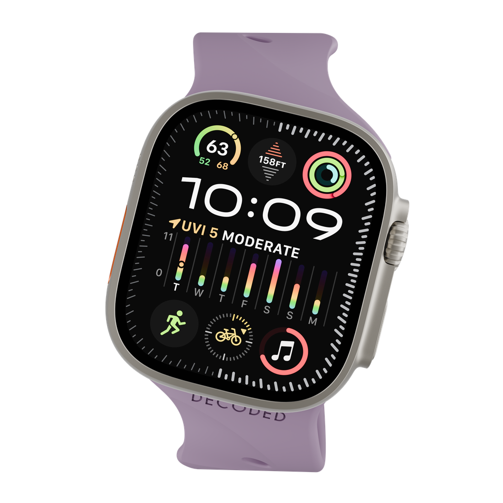 Primo piano di uno smartwatch con cinturino viola, che mostra l'ora e le metriche di salute su sfondo nero.