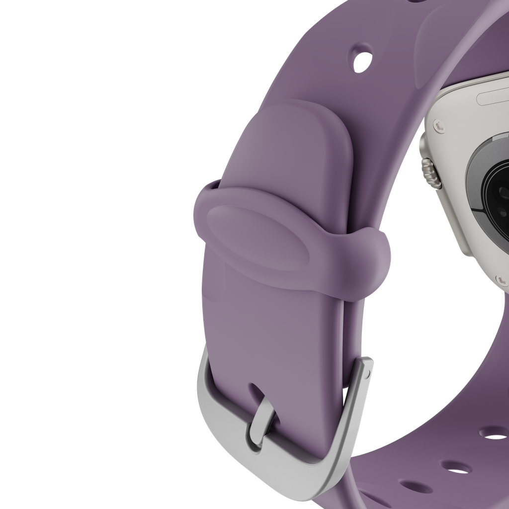 Primo piano di un cinturino viola per smartwatch con fibbia argentata. Il quadrante è visibile sullo sfondo, su sfondo nero.