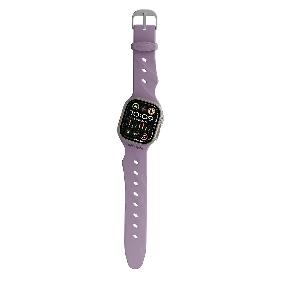 Un Apple Watch lavanda con cinturino abbinato. Il quadrante mostra l'ora e le metriche di attività. Il cinturino è strutturato.