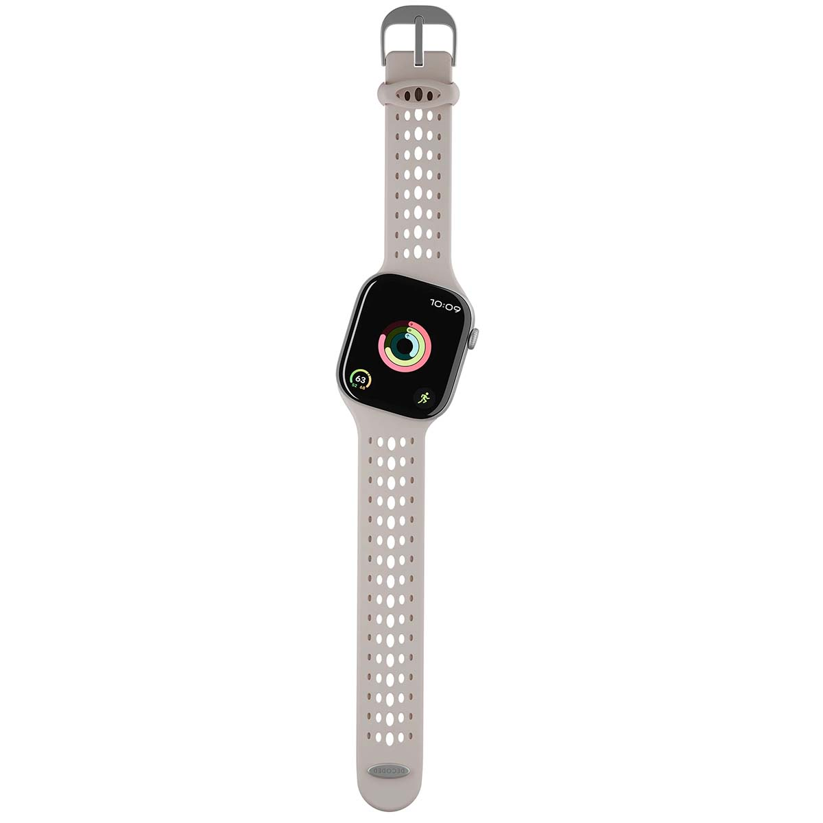 Un Apple Watch grigio con cinturino traforato. Il quadrante mostra l'ora e i dati dell'attività. Lo sfondo è bianco.