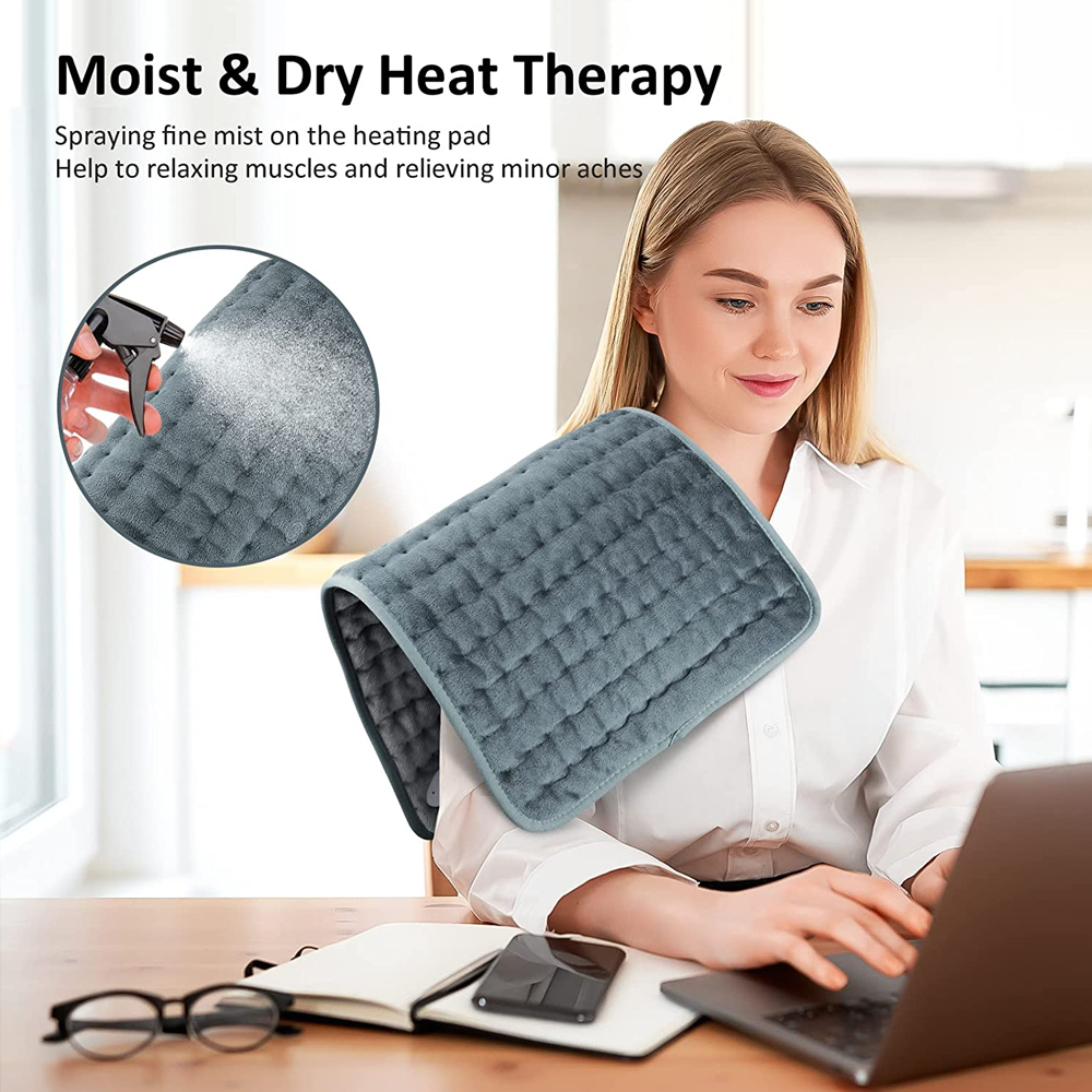 Eine Frau benutzt einen Laptop mit einem Heizkissen. Eine Nahaufnahme zeigt eine Hand, die Wasser auf das Pad sprüht. Der Text lautet 'Moist & Dry Heat Therapy'.