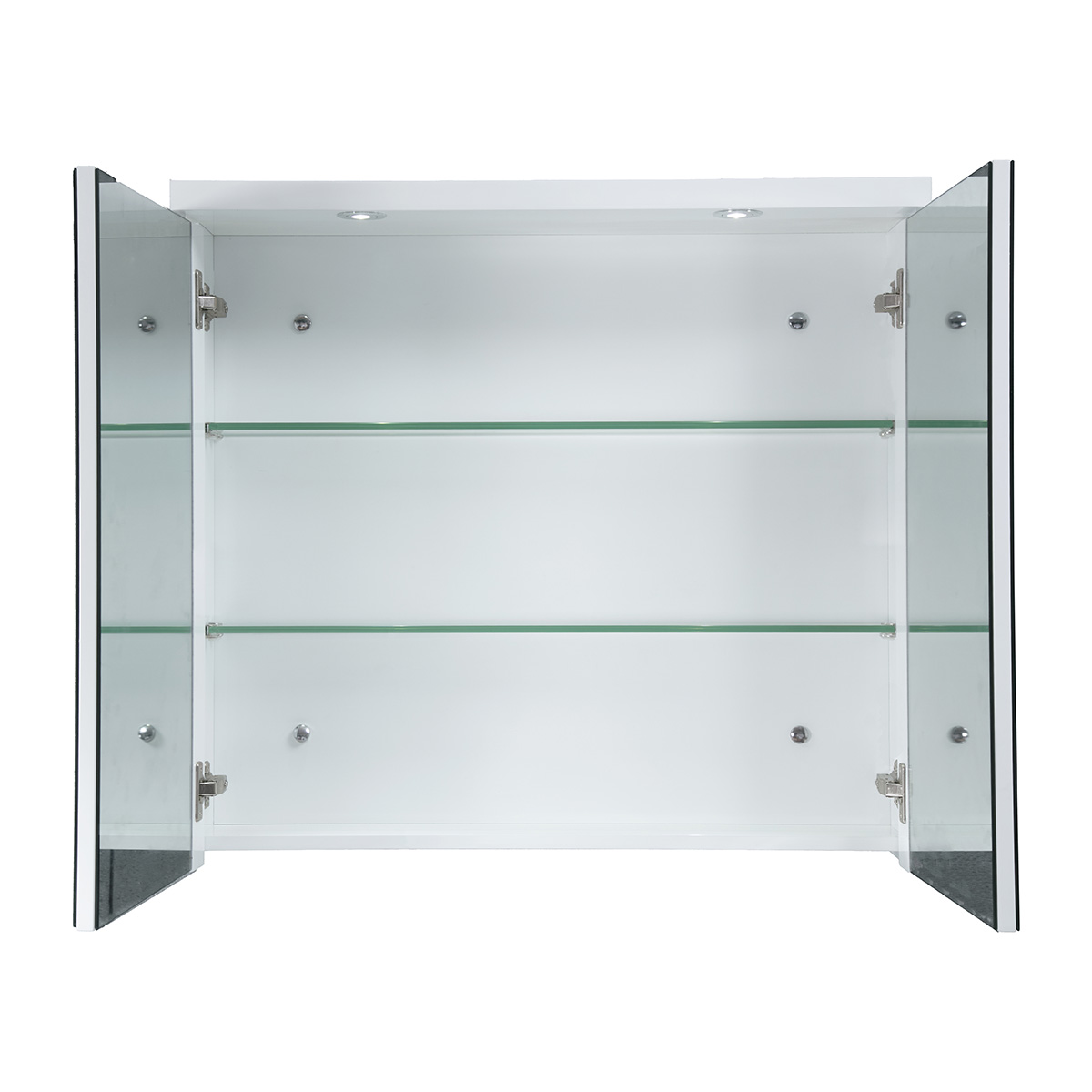 Ein weißer Medizinschrank mit Glasböden und offenen Spiegeltüren. Oben sind zwei kleine Lichter.