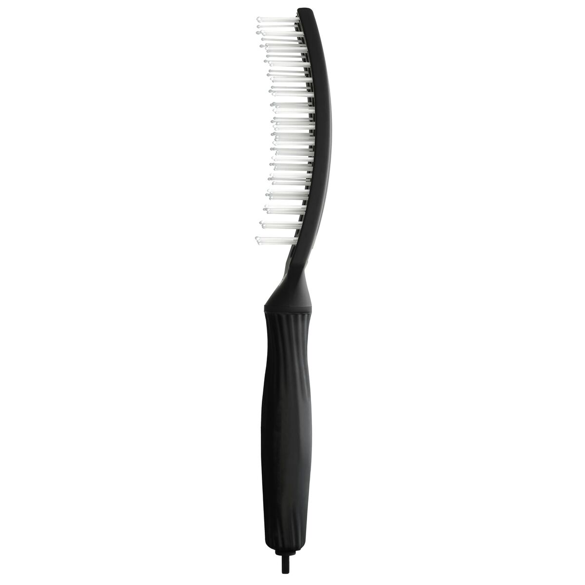 Eine schwarze Haarbürste mit weißen Borsten, gebogenem Design und strukturiertem Griff, vor weißem Hintergrund.