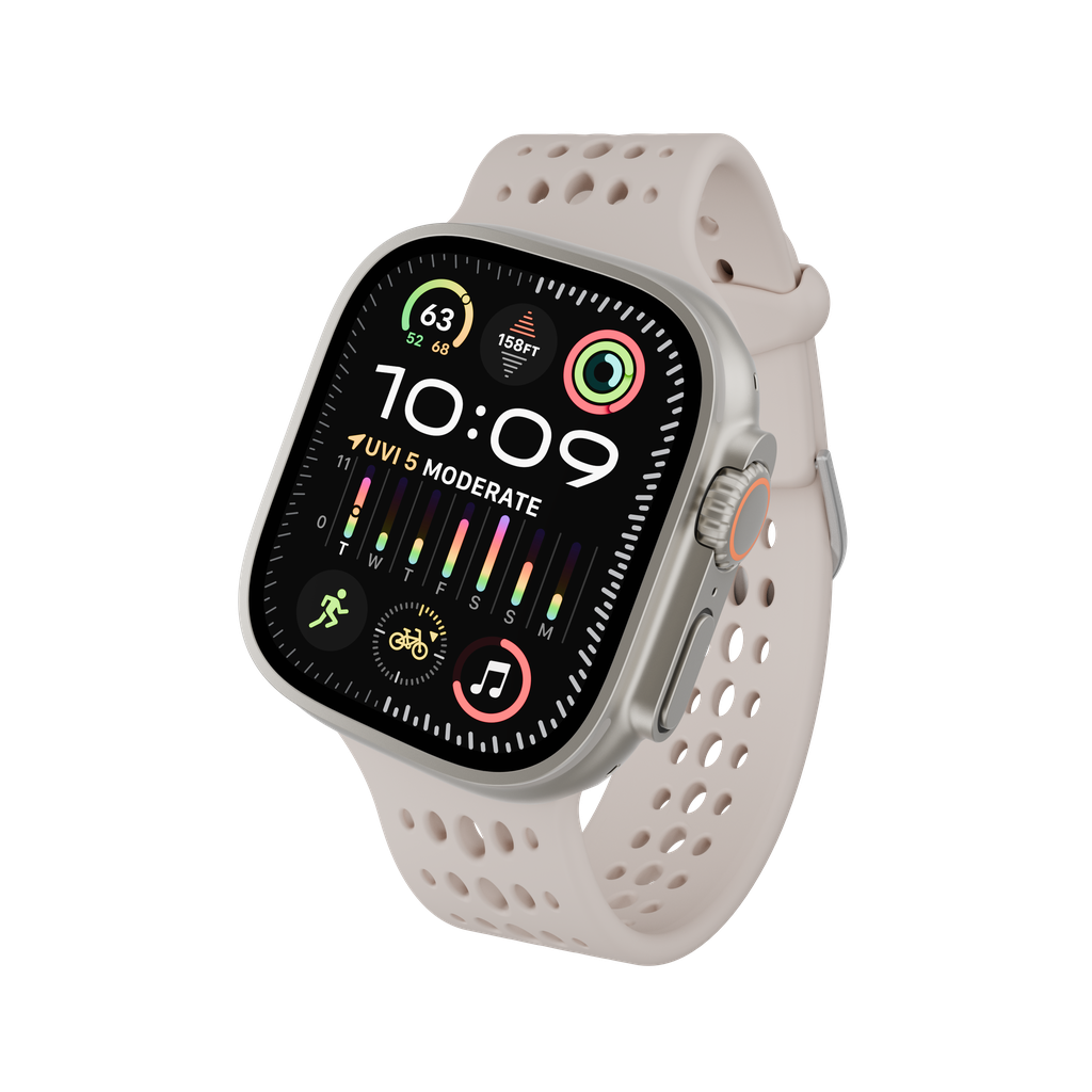 Apple Watch argento con cinturino rosa chiaro, mostra ora e parametri di salute. L'orologio è su sfondo nero.