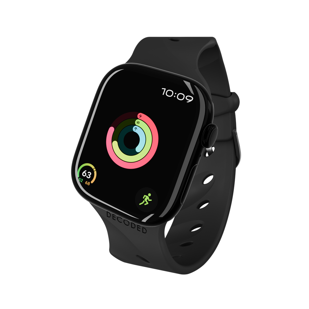 Apple Watch nera su sfondo nero. Il quadrante mostra anelli di attività e ora. Il cinturino è nero con la scritta DECODED.