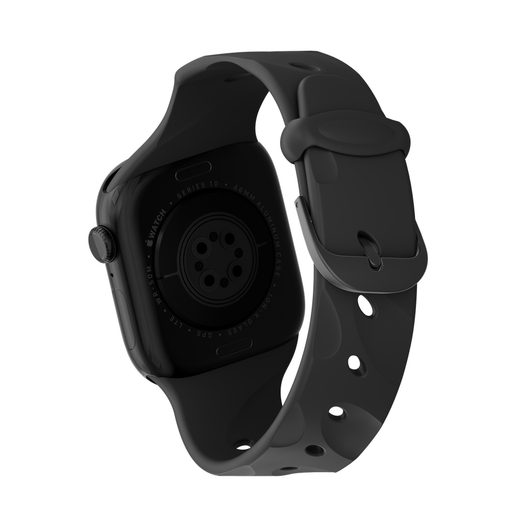 Un primo piano di un Apple Watch nero. L'orologio è angolato, mostrando il retro con i sensori e il cinturino con la fibbia.