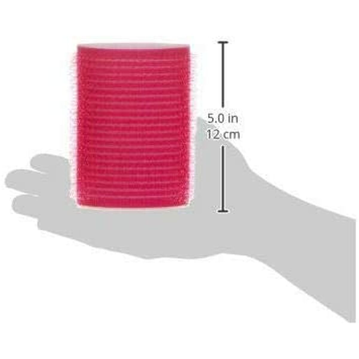 Eine Hand hält eine rosa Haarrolle. Ein Lineal zeigt 5,0 Zoll und 12 cm. Die Rolle ist zylindrisch.