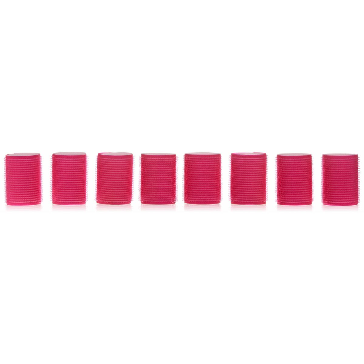 Acht rosa zylindrische Haarwickler sind horizontal vor weißem Hintergrund angeordnet.