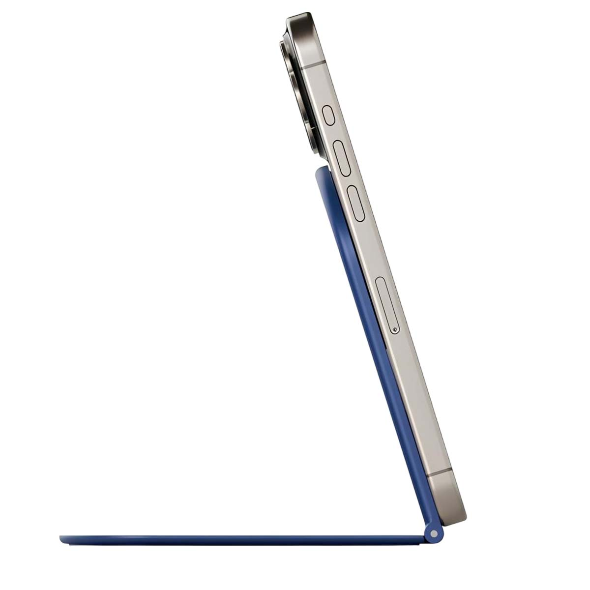 Un iPhone argento è appoggiato su un supporto blu su sfondo bianco. Le lenti della fotocamera del telefono sono visibili.