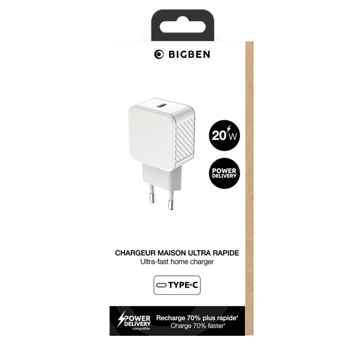 Un caricatore Bigben bianco su sfondo bianco e marrone. È un caricatore Power Delivery da 20W, con porta di tipo C, per una ricarica rapida.