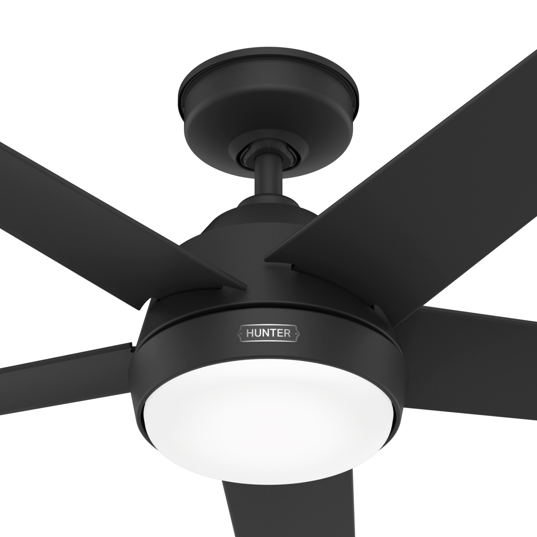 Schwarzer Deckenventilator mit fünf Flügeln und einem zentralen Licht. Die Marke 'Hunter' ist sichtbar. Der Hintergrund ist weiß.