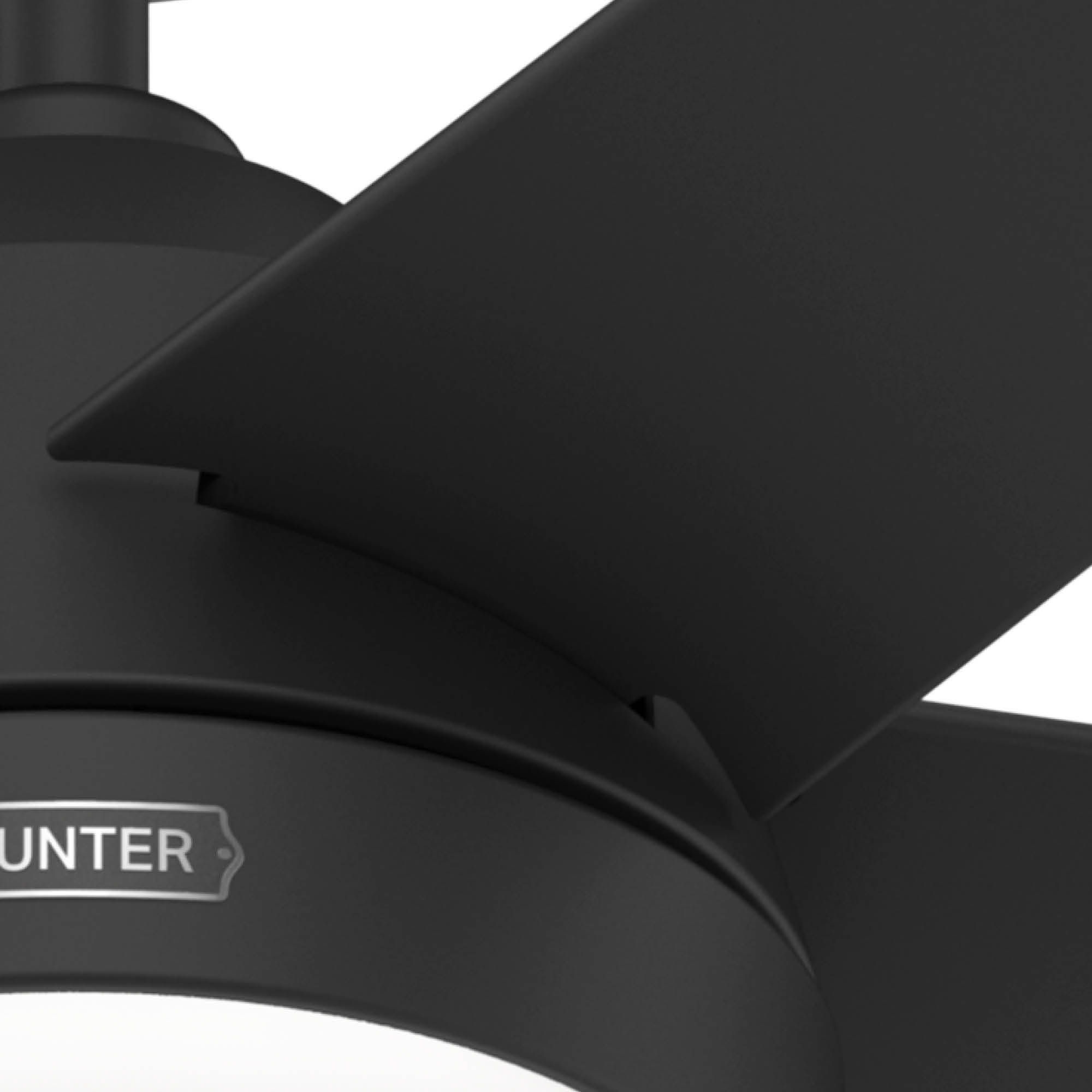 Nahaufnahme eines schwarzen Deckenventilators mit abgewinkelten Blättern. Der Markenname 'Hunter' ist sichtbar.
