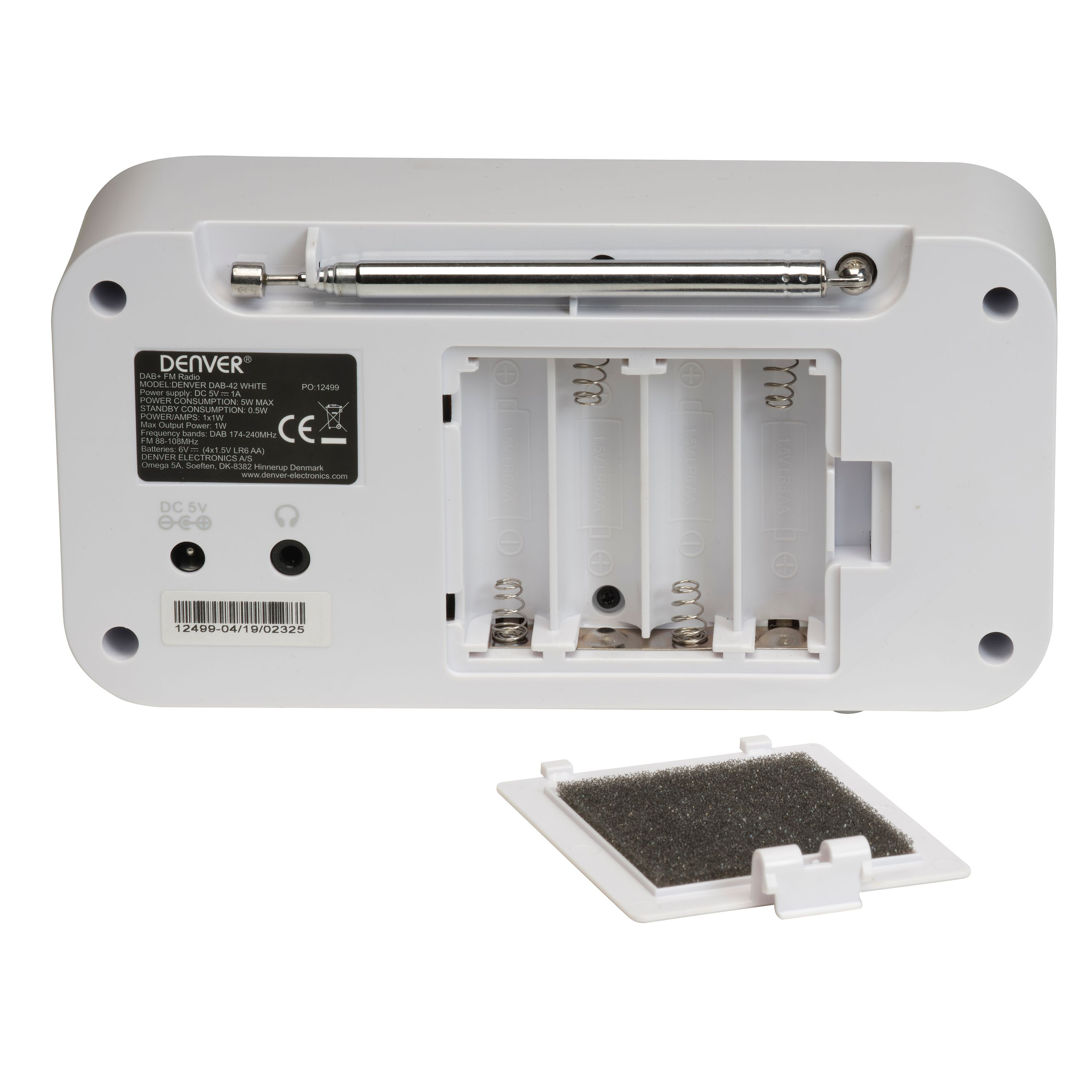 Białe radio z otwartą komorą baterii. Widoczna pokrywa baterii i biała antena.