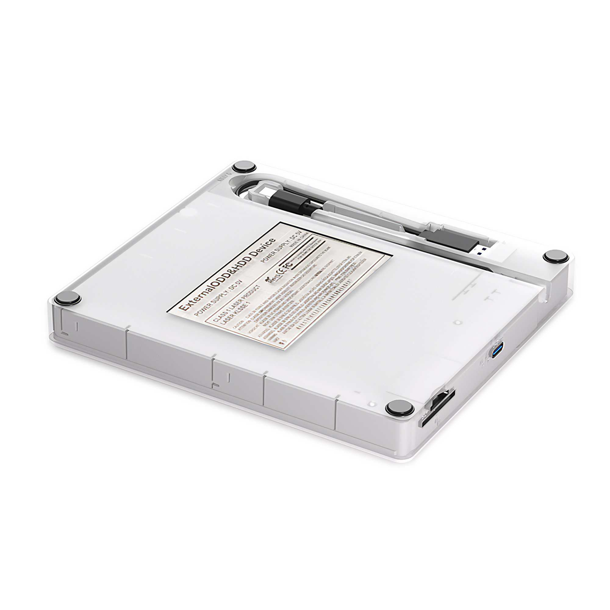 Ein weißes externes HDD-Gerät mit Etikett, Anschlüssen und schwarzen Füßen. Der Hintergrund ist weiß.