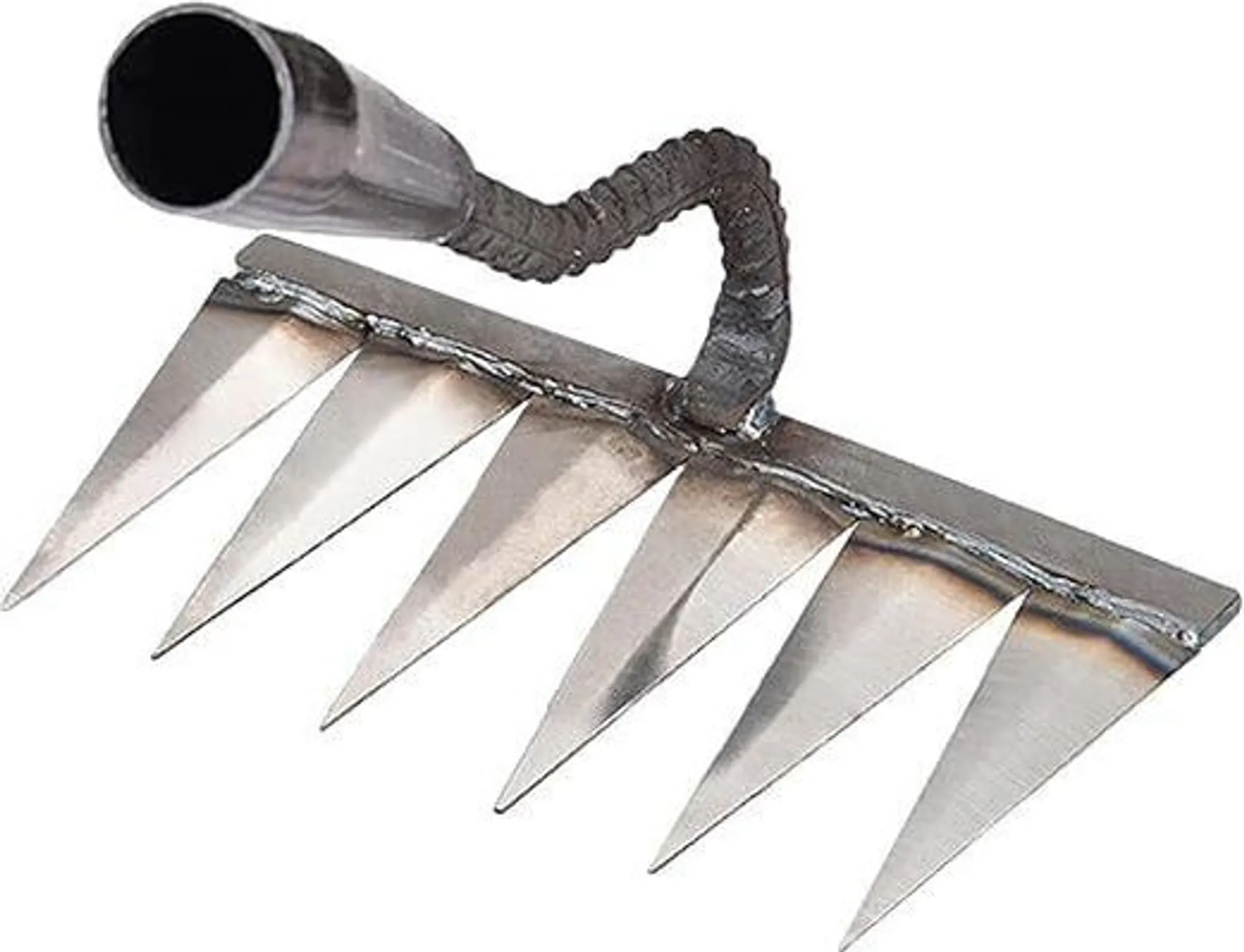 Ein Metallgartenkultivator mit sieben scharfen Zinken, einem gebogenen Griff und einem zylindrischen Griff.