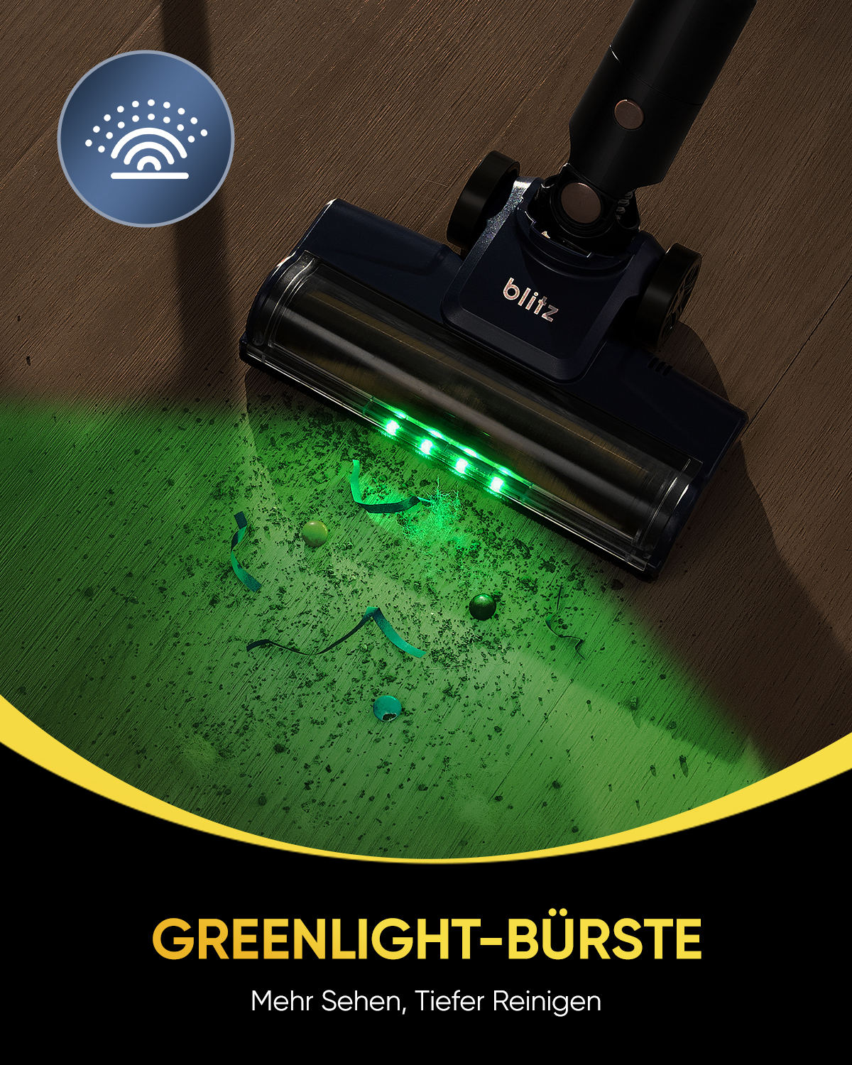 Ein Staubsauger mit grünen Lichtern reinigt einen Holzboden mit Schmutz. Das Logo und der Text GREENLIGHT-BÜRSTE sind sichtbar.