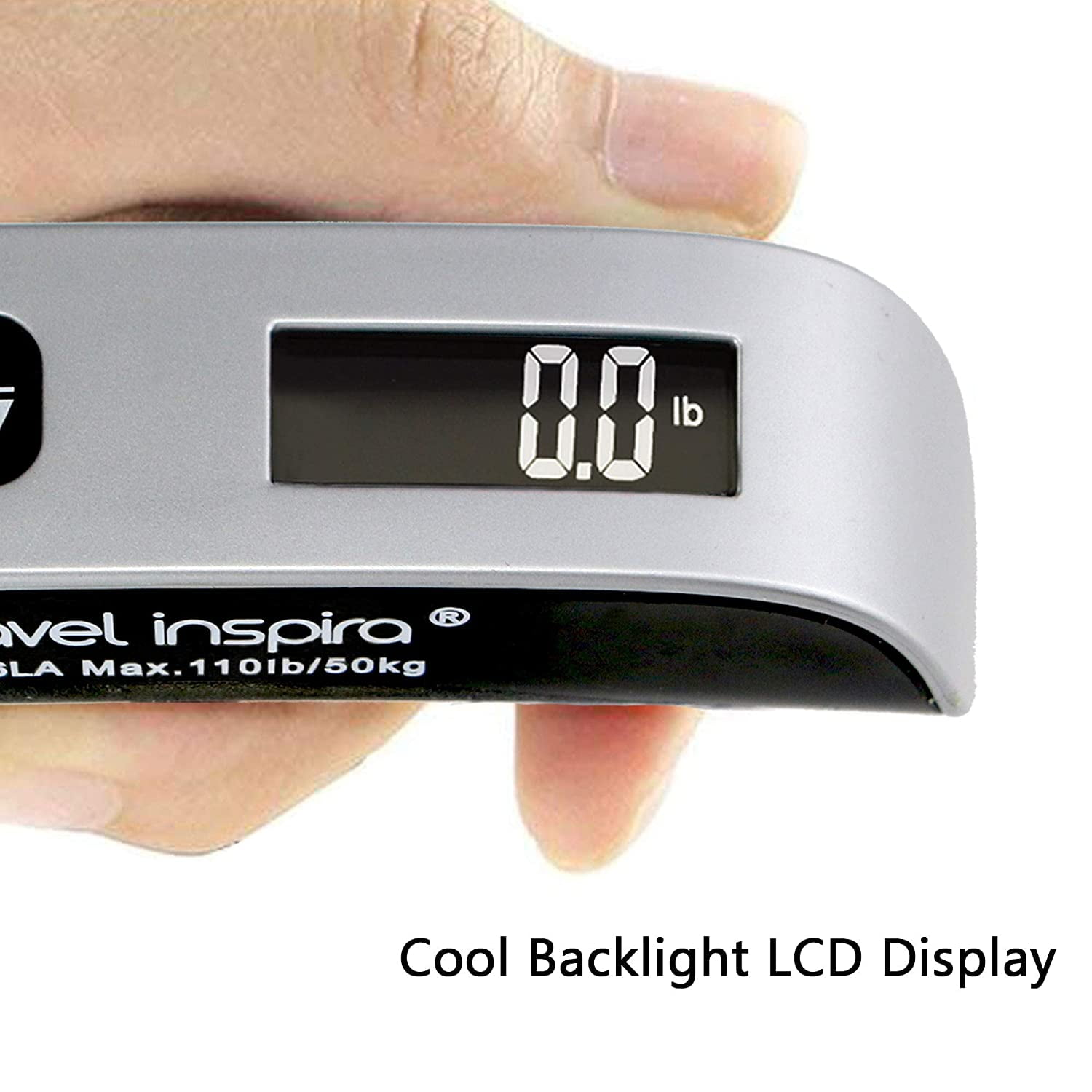 Eine Hand hält eine silberne Digitalwaage. Die Anzeige lautet 0,0 lbs. Die Marke ist Travel Inspira.