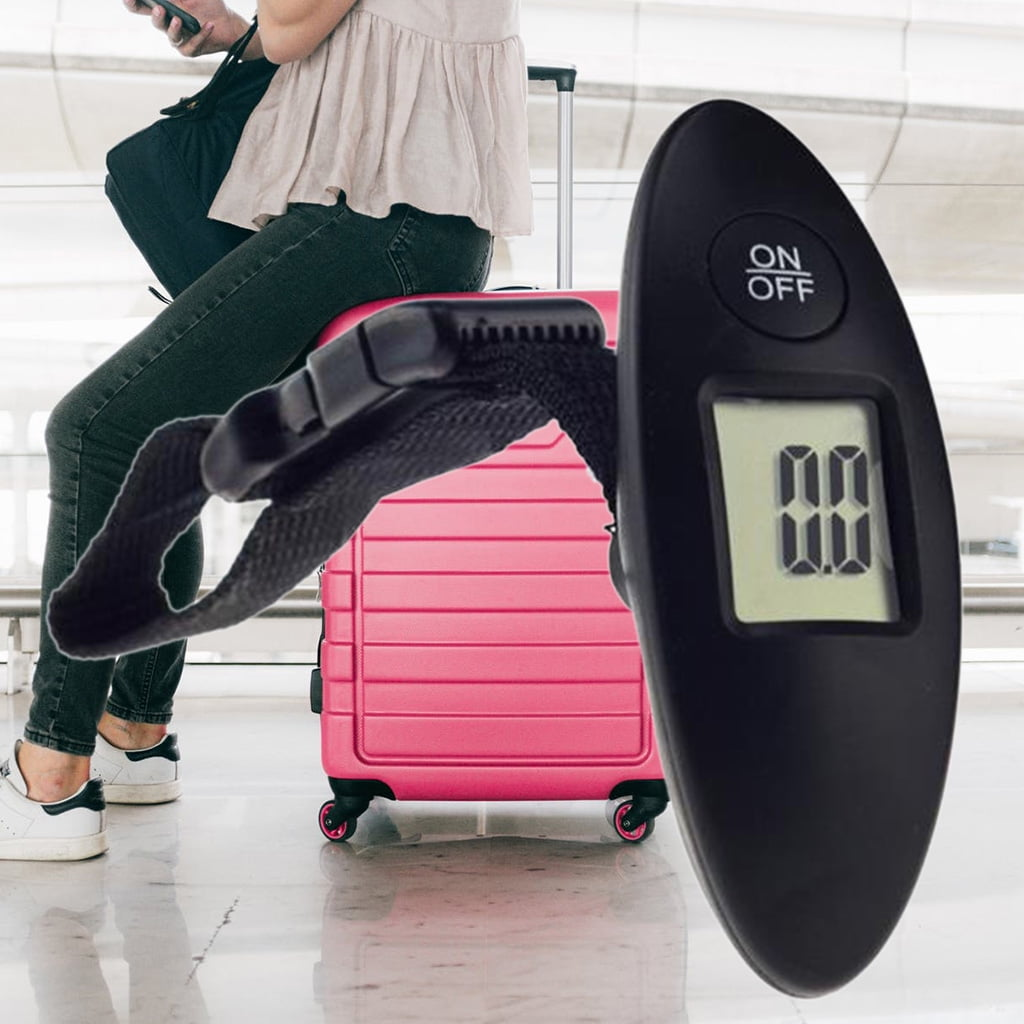 Eine Person sitzt auf einem rosa Koffer und hält ein Telefon. Eine schwarze Gepäckwaage zeigt 0,0. Der Hintergrund ist ein heller Flughafen.