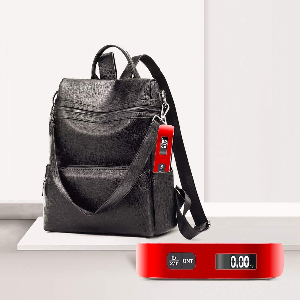 Ein schwarzer Lederrucksack mit einer roten Gepäckwaage, die 0,00 kg anzeigt. Die Waage befindet sich in der Tasche. Der Hintergrund ist weiß.