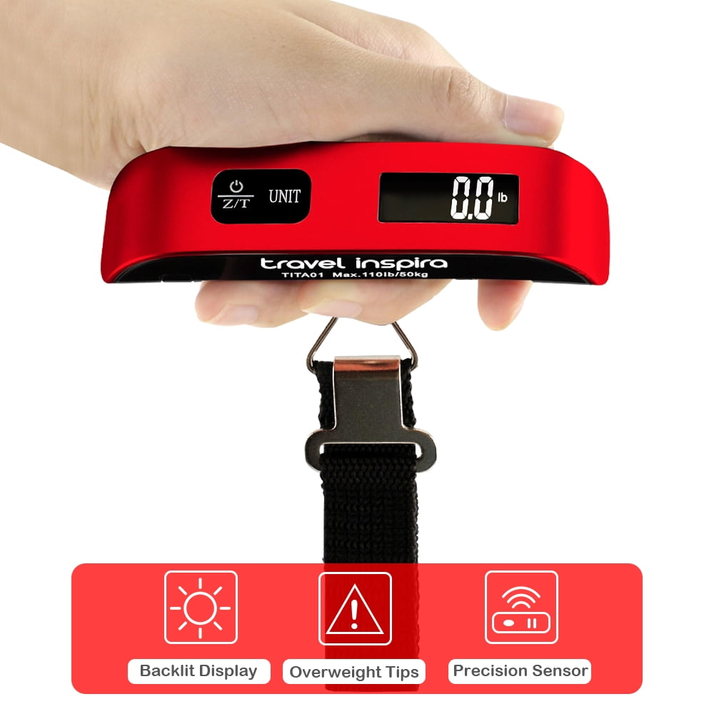 Eine Hand hält eine rote Reise-Waage, die 0,0 lb anzeigt. Sie hat einen schwarzen Gurt und Funktionen für Hintergrundbeleuchtung, Übergewicht-Tipps und Präzisionssensor.