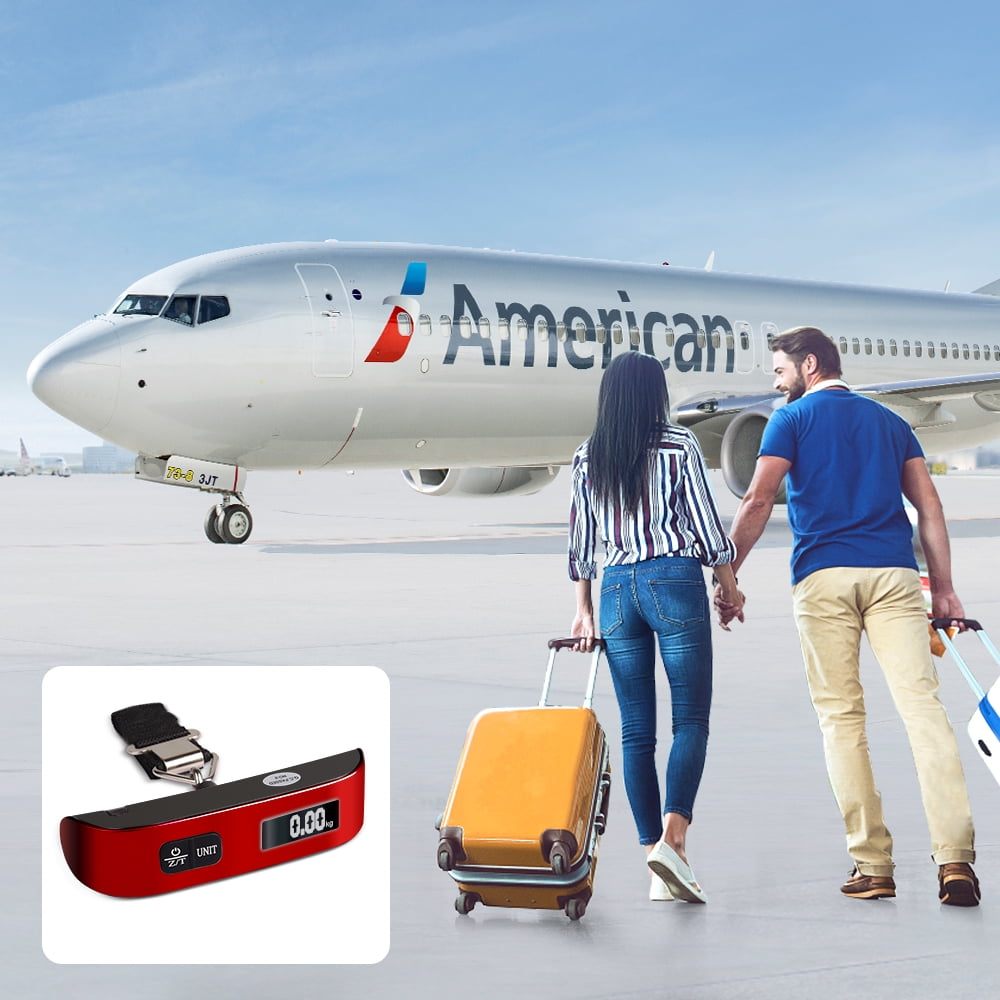 Ein Paar geht auf ein Flugzeug der American Airlines zu und hält Gepäck. Eine Waage ist in der Ecke.