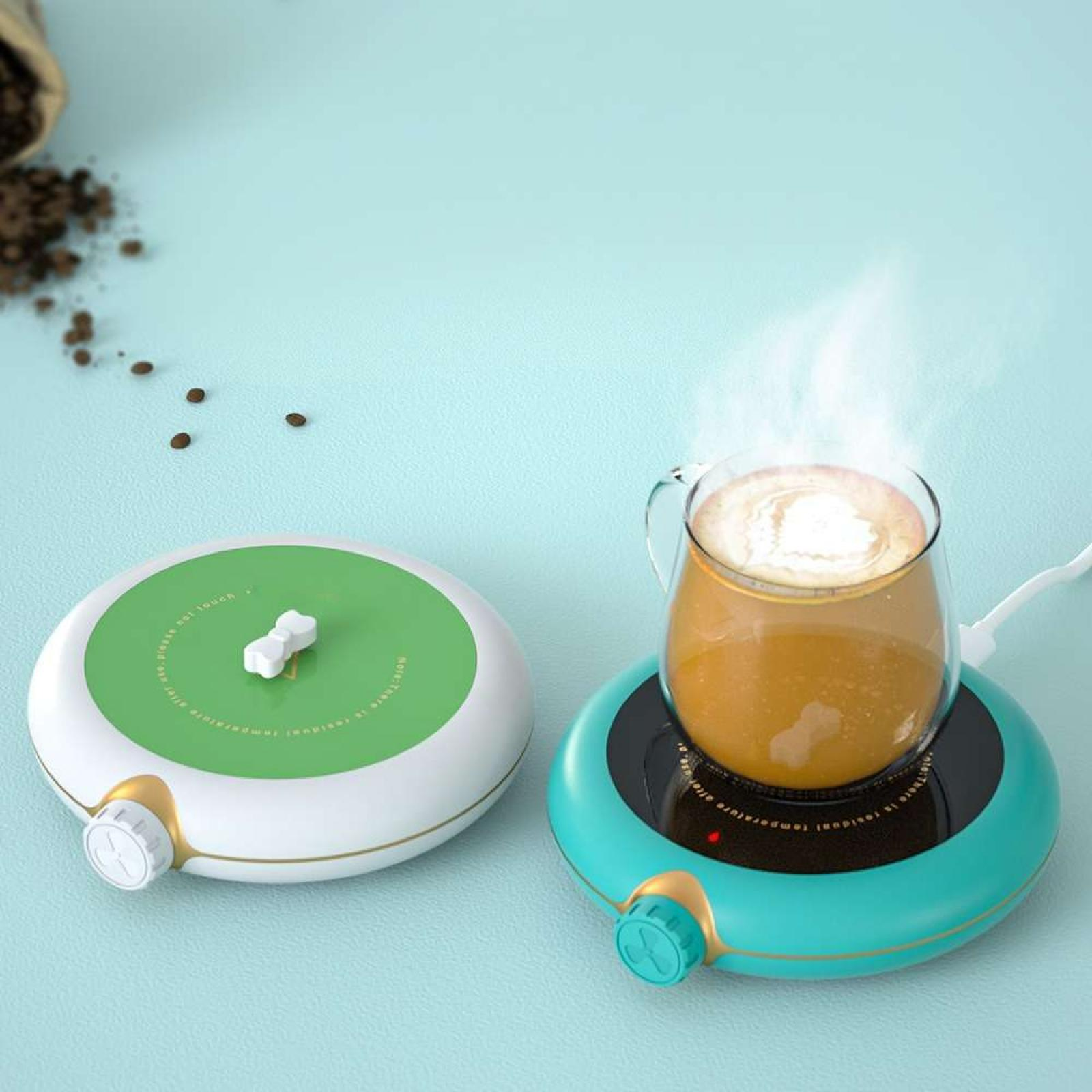 Ein Kaffeewärmer mit einer Kaffeetasse darauf. Daneben ein ähnlicher Wärmer ohne Tasse. Beide stehen auf einer blauen Oberfläche.