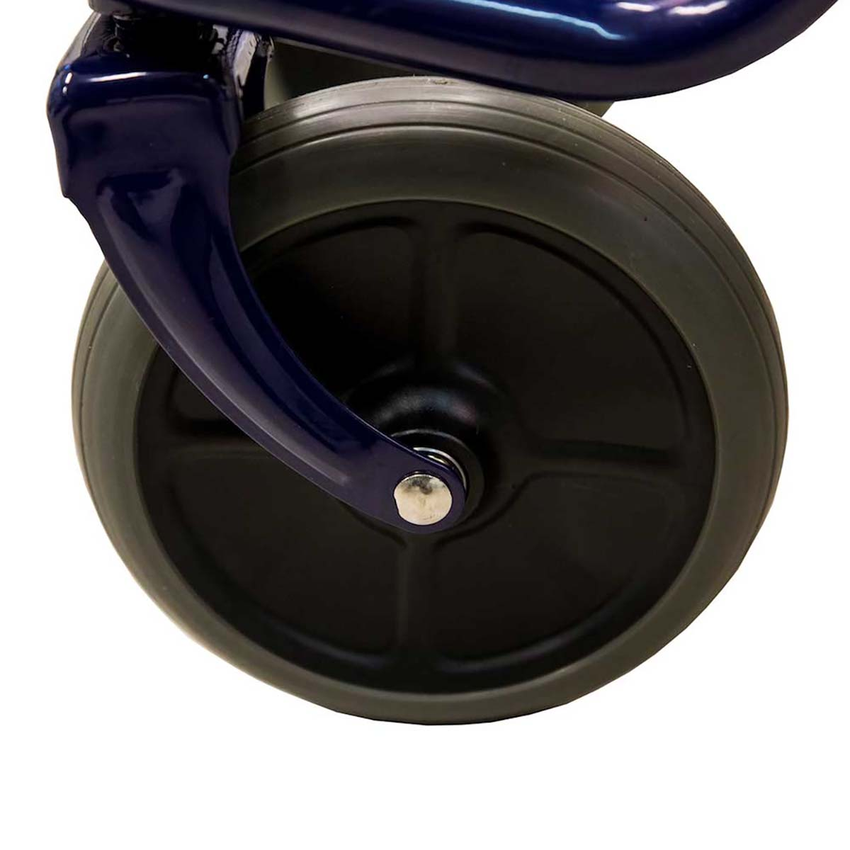 Nahaufnahme eines dunkelblauen Rollstuhlrads. Das Rad ist schwarz mit einem grauen Gummireifen. Oben befindet sich ein blauer Metallrahmen.