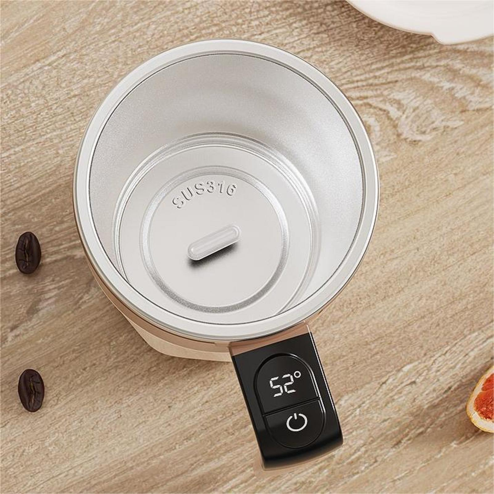 Draufsicht auf einen Kaffeebecher mit Digitalanzeige, die 52 Grad anzeigt. Zwei Kaffeebohnen liegen auf Holz.