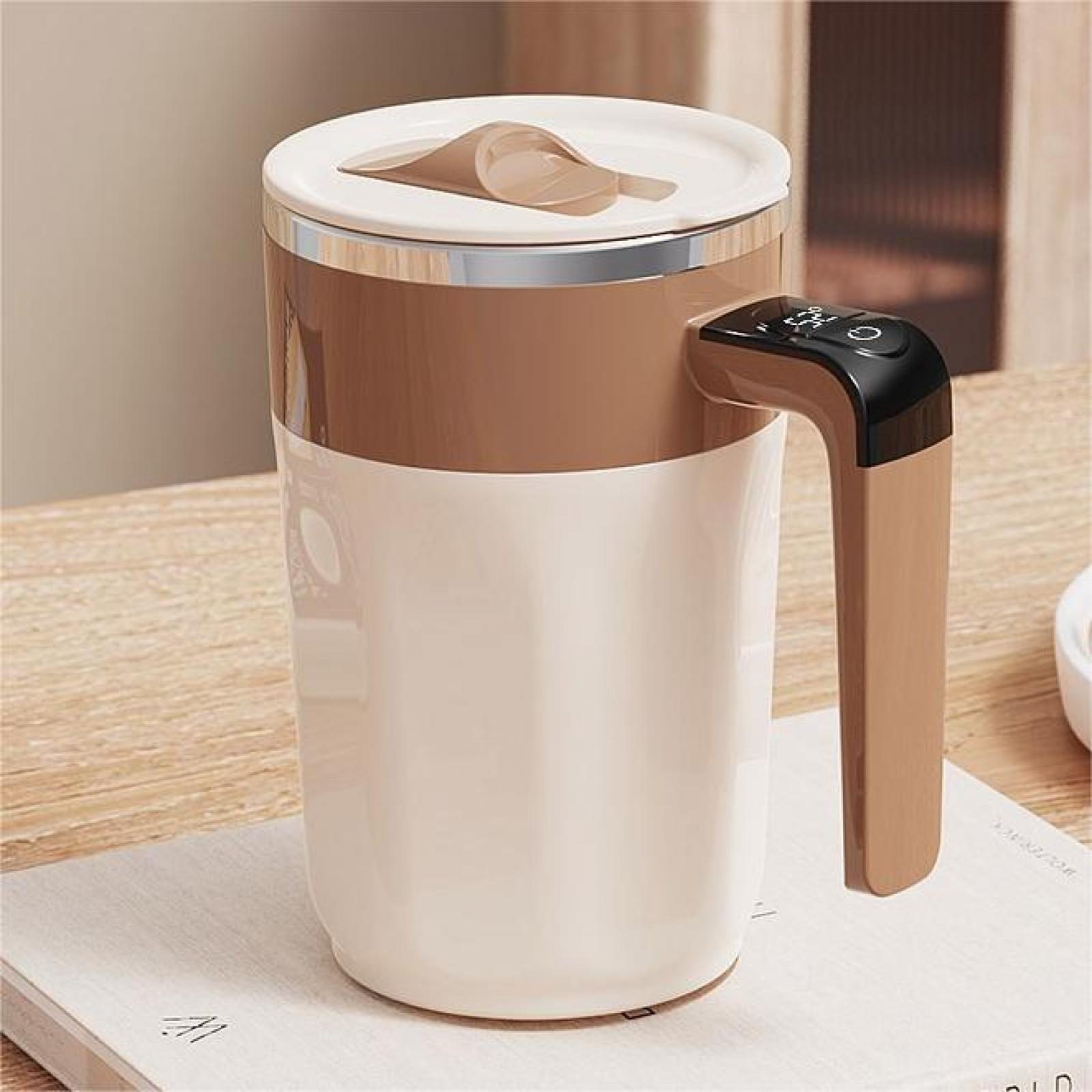 Ein beige-weißer Becher mit Deckel und Griff. Er steht auf einem Buch auf einem Holztisch.