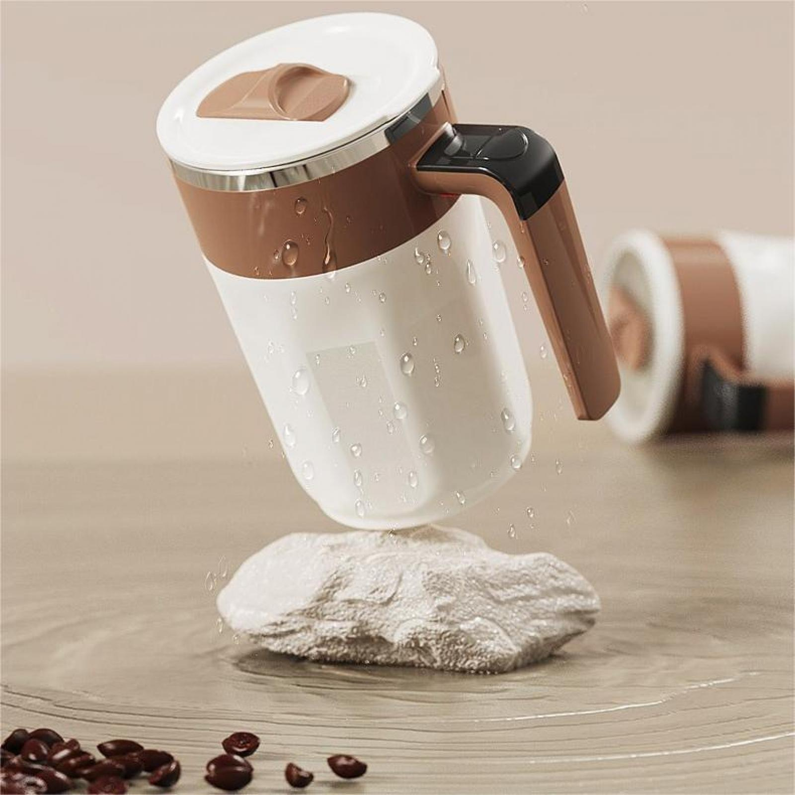 Eine weiße und braune Tasse mit Henkel, platziert auf einem weißen Felsen. Kaffeebohnen liegen unten.